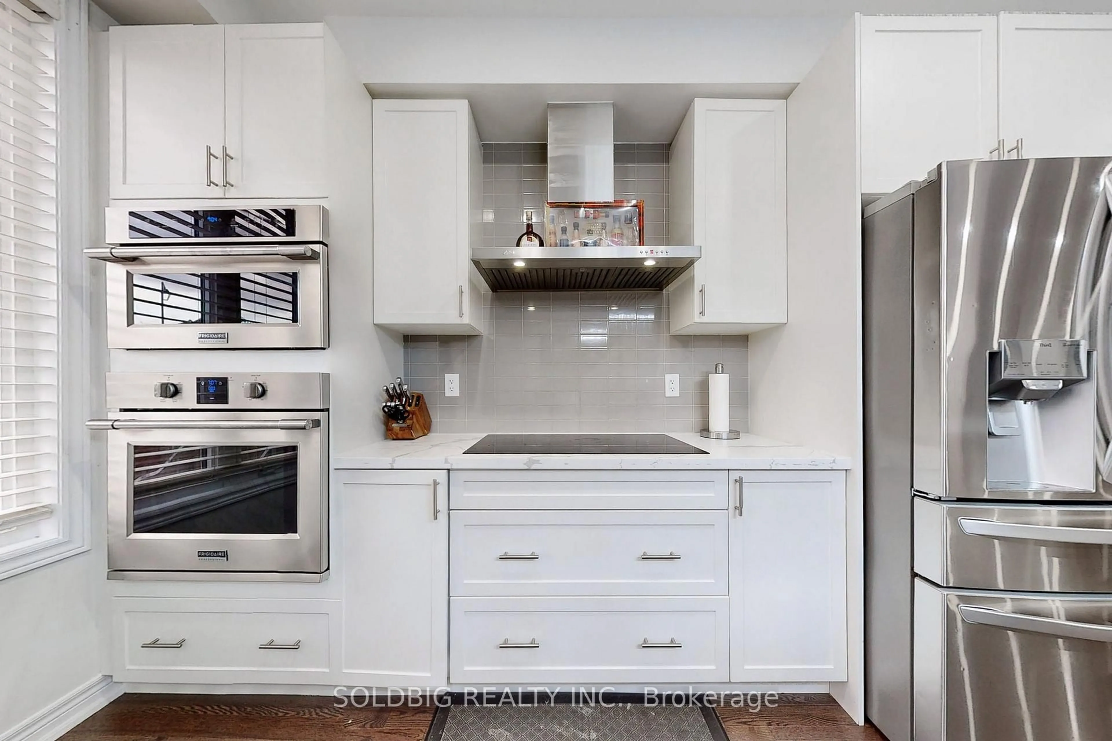 Contemporary kitchen, ceramic/tile floor for 1265 CHEE CHEE Landing, Milton Ontario L9E 1L2