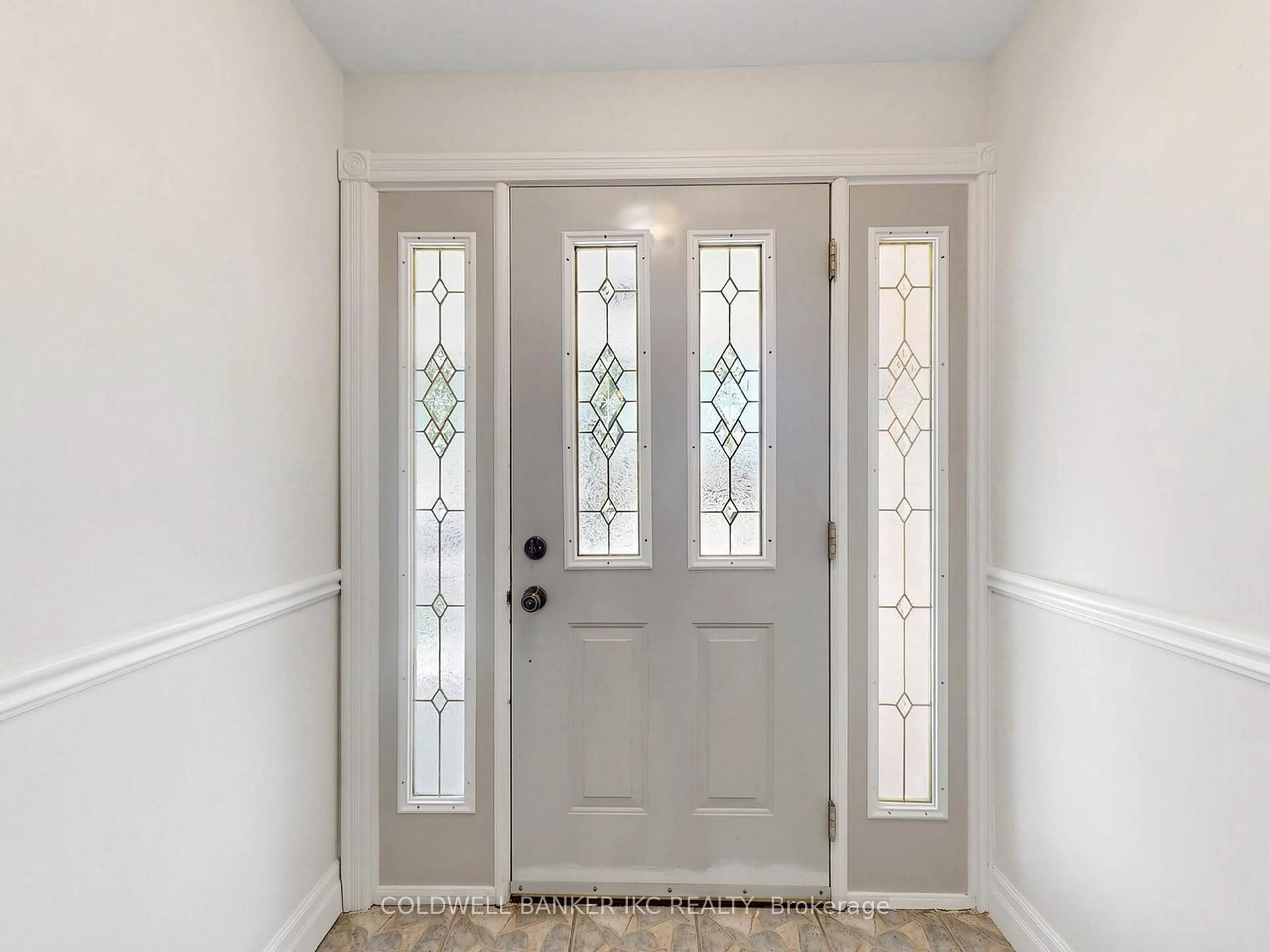 Indoor entryway for 2220 Springfield Crt, Mississauga Ontario L5K 1V2