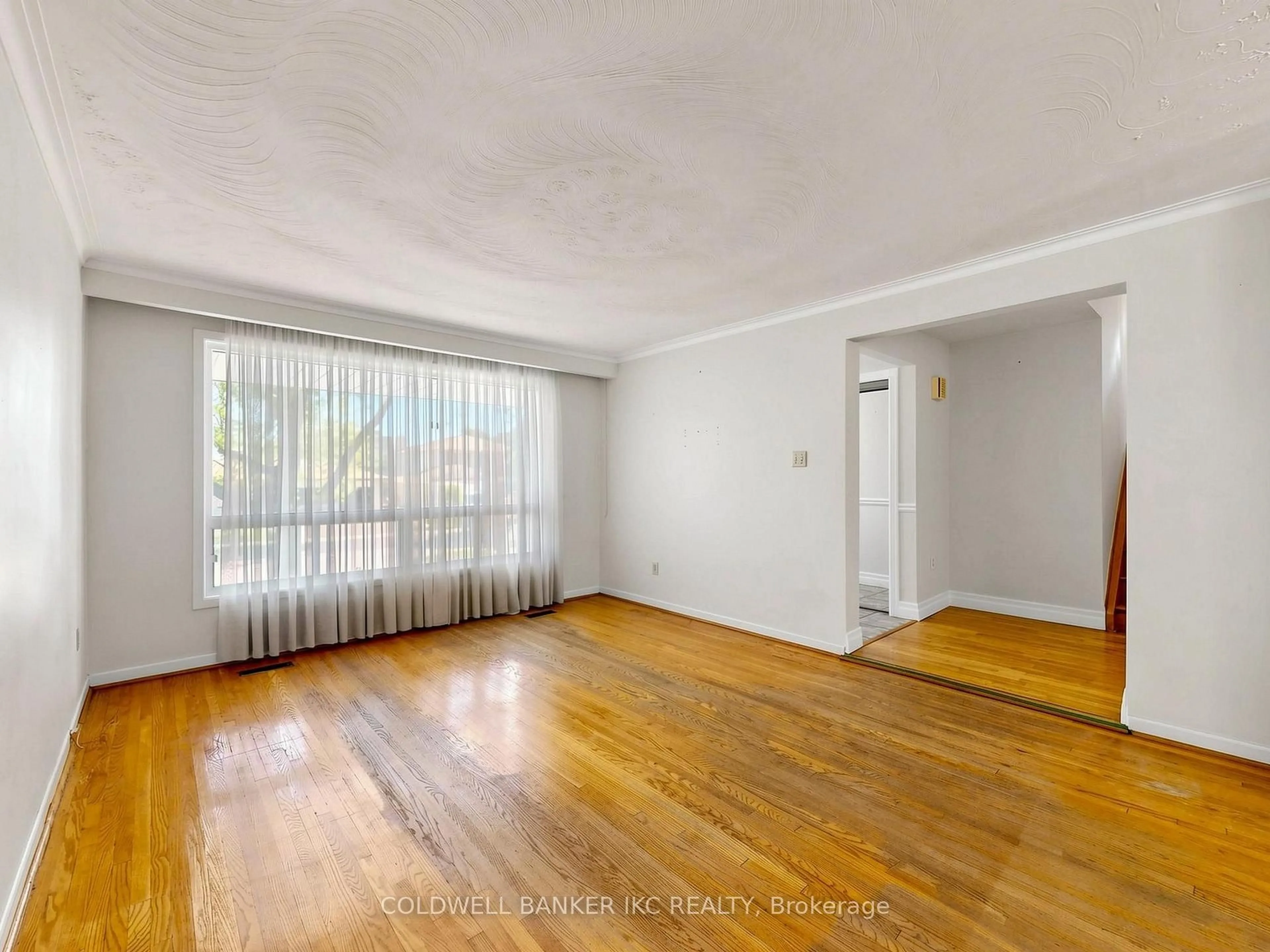 A pic of a room for 2220 Springfield Crt, Mississauga Ontario L5K 1V2
