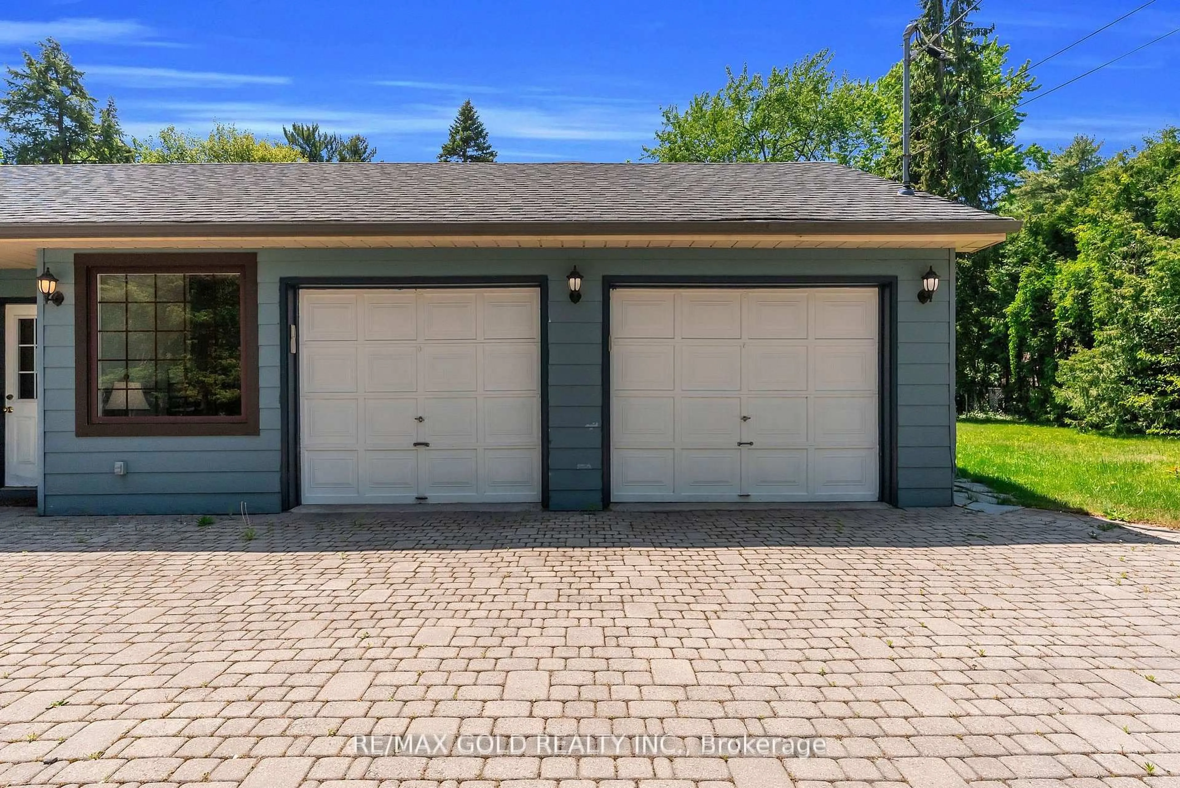 Indoor garage for 1356 Oak Lane, Mississauga Ontario L5H 2X7