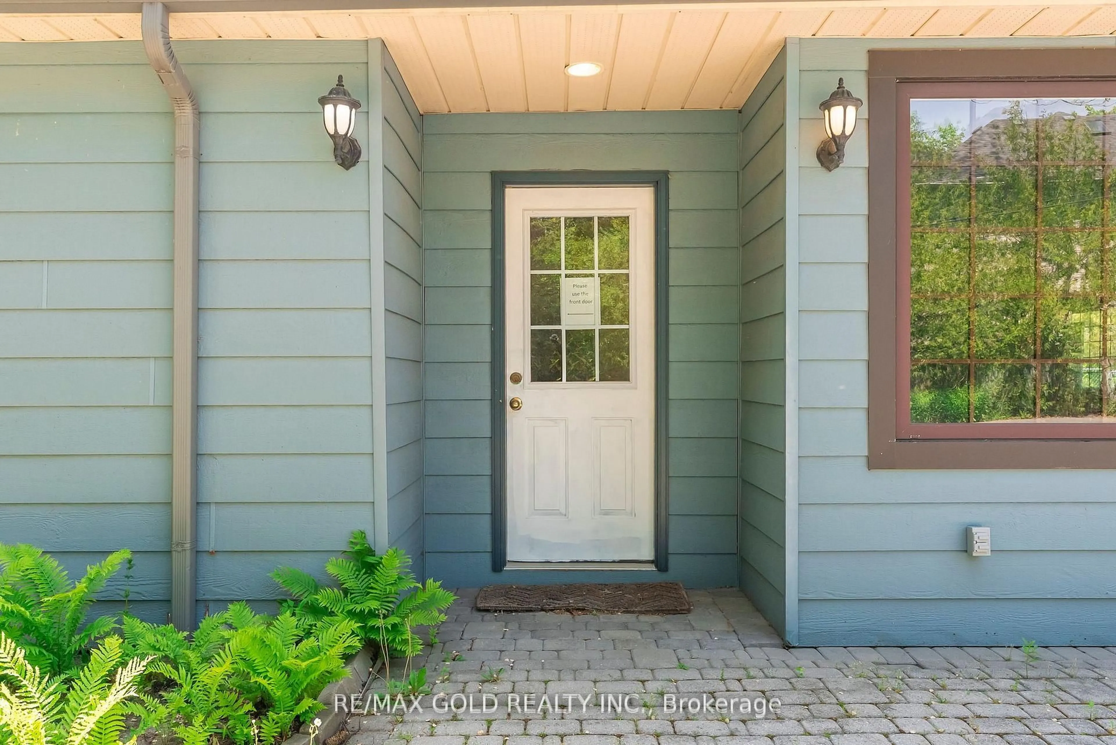 Indoor entryway for 1356 Oak Lane, Mississauga Ontario L5H 2X7
