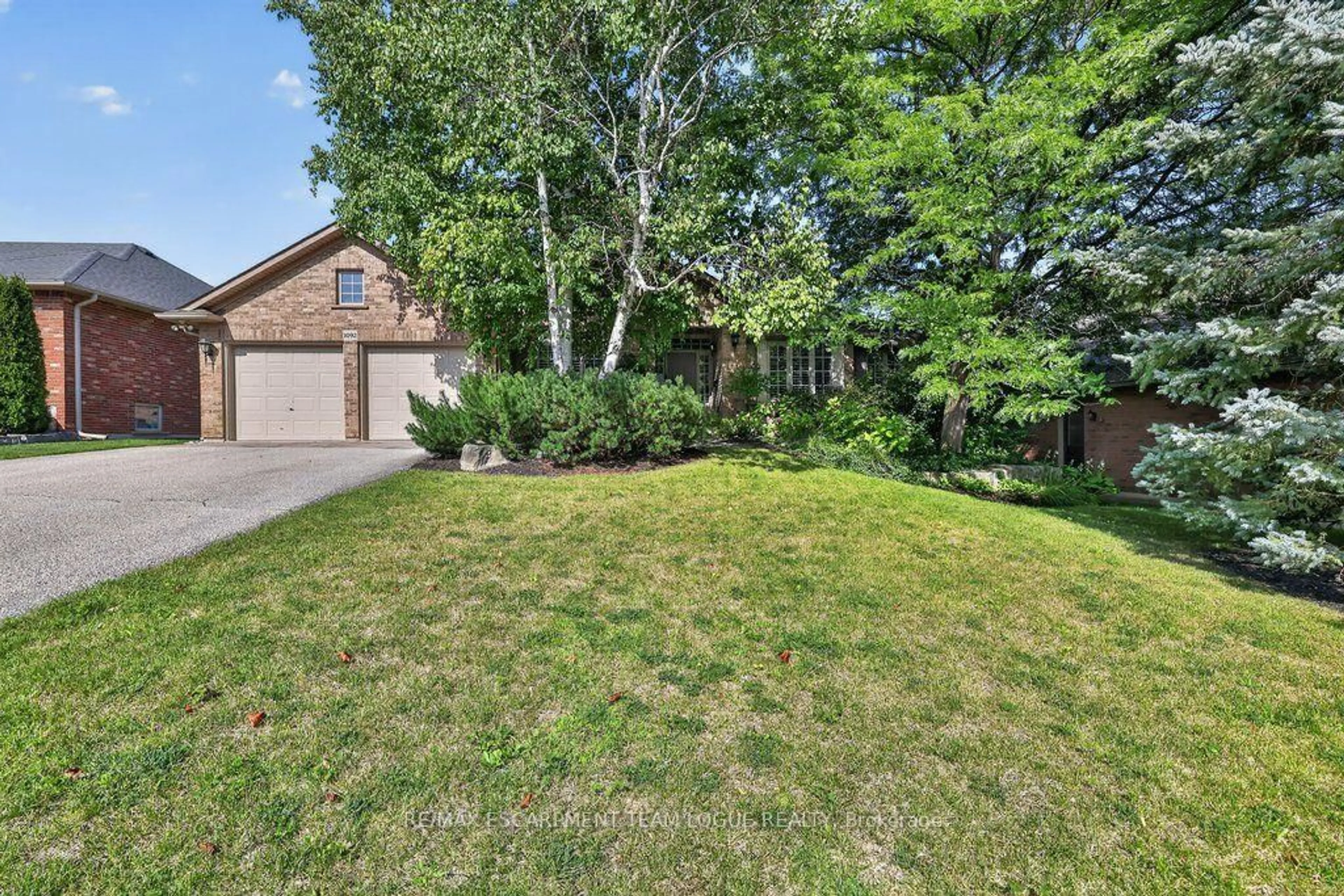 A pic from outside/outdoor area/front of a property/back of a property/a pic from drone, street for 1092 CROFTON Way, Burlington Ontario L7P 4W8