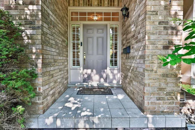 1092 CROFTON Way, Burlington 4