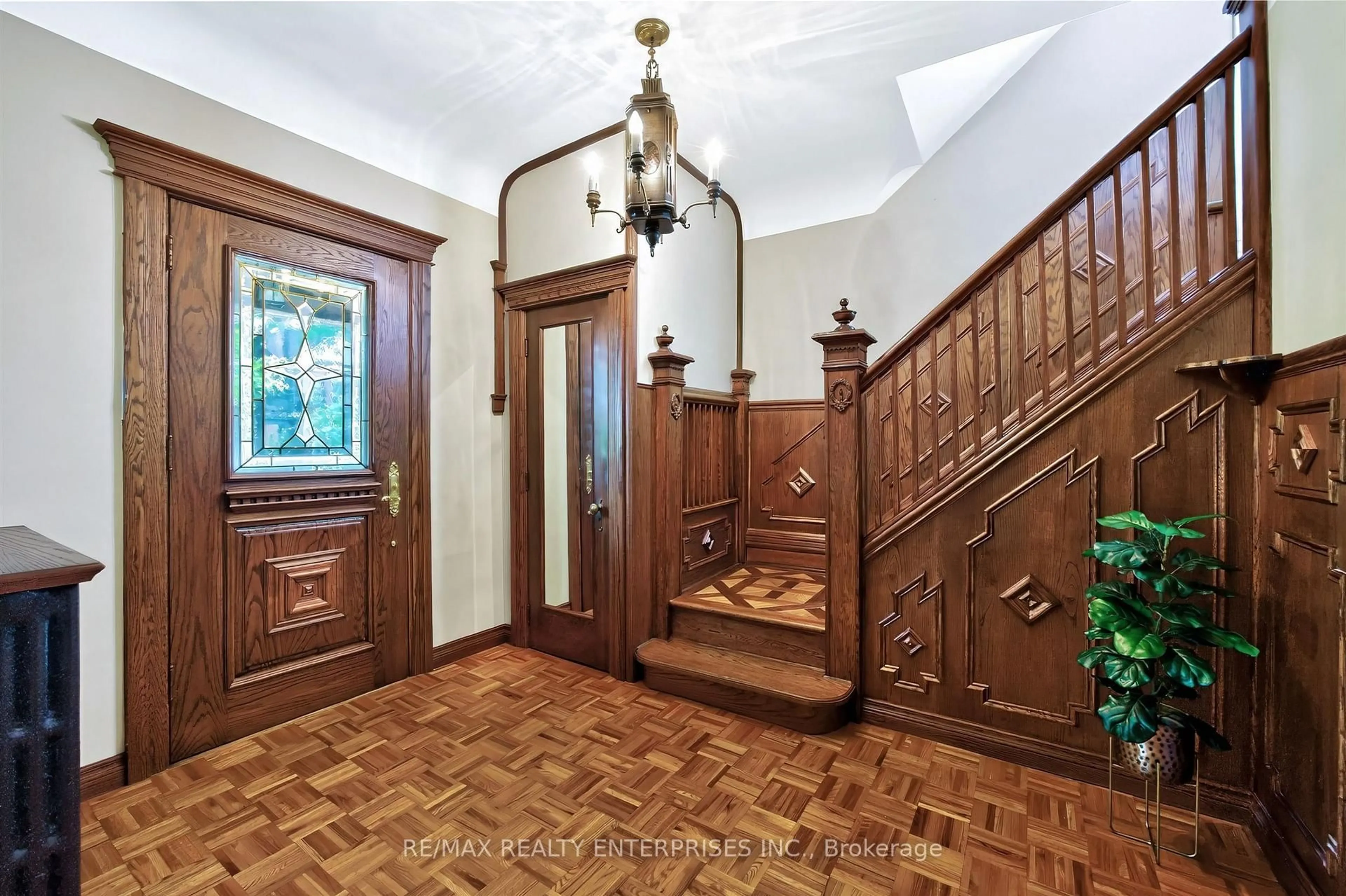 Indoor foyer for 162 Mavety St, Toronto Ontario M6P 2L9