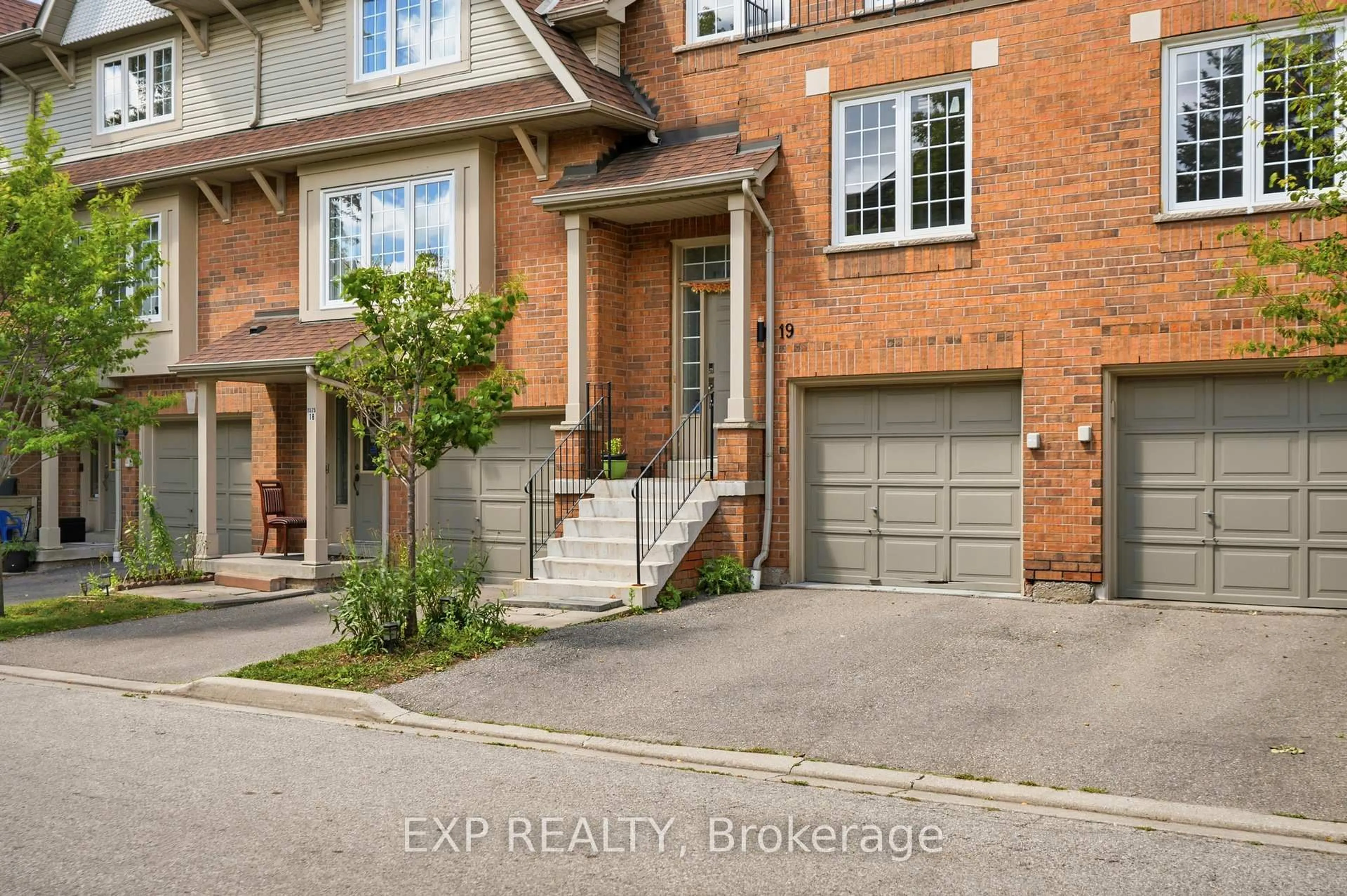 Home with brick exterior material, street for 1575 South Parade Crt #19, Mississauga Ontario L5M 6E9