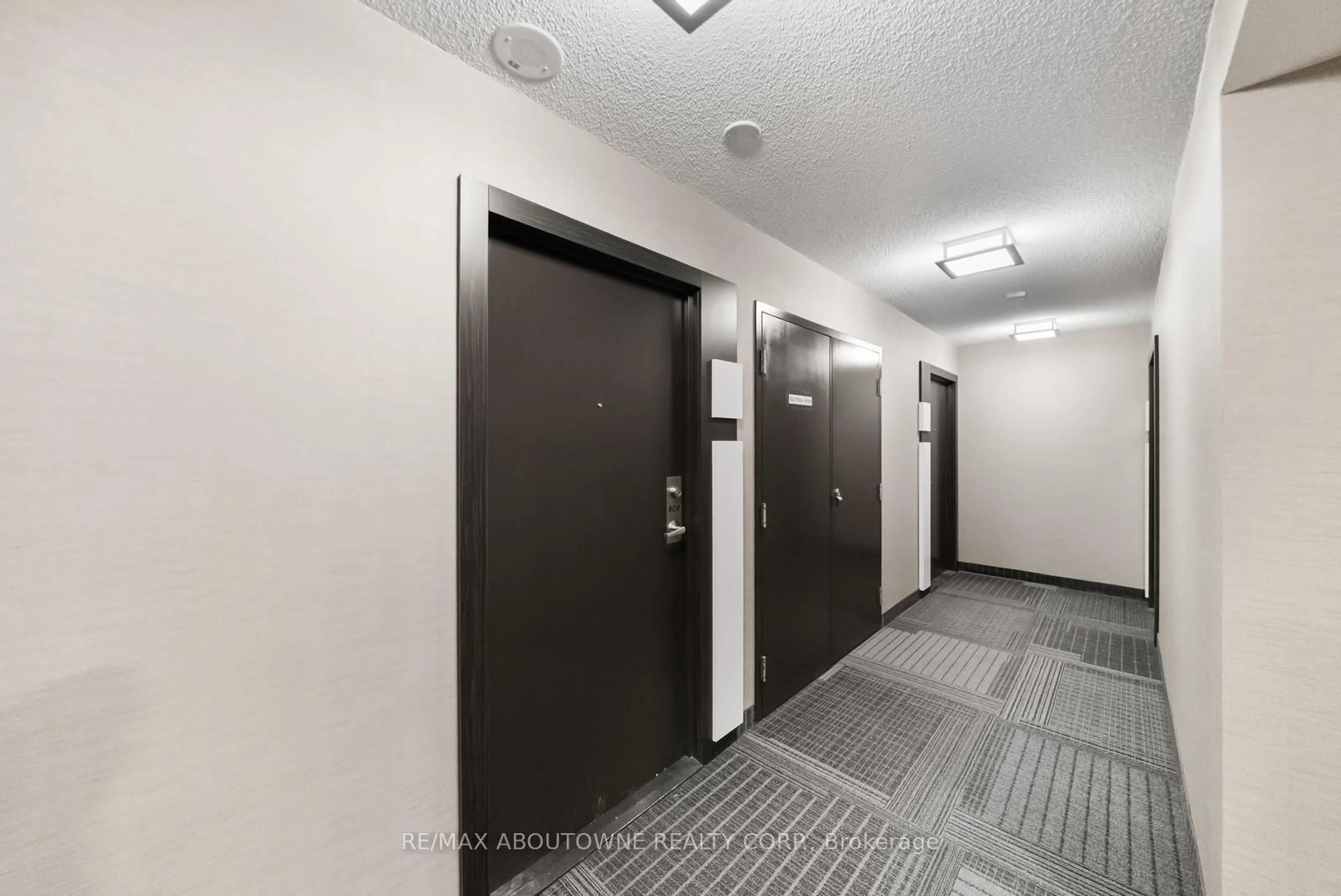 Indoor foyer for 1940 Ironstone Dr #808, Burlington Ontario L7L 0E4