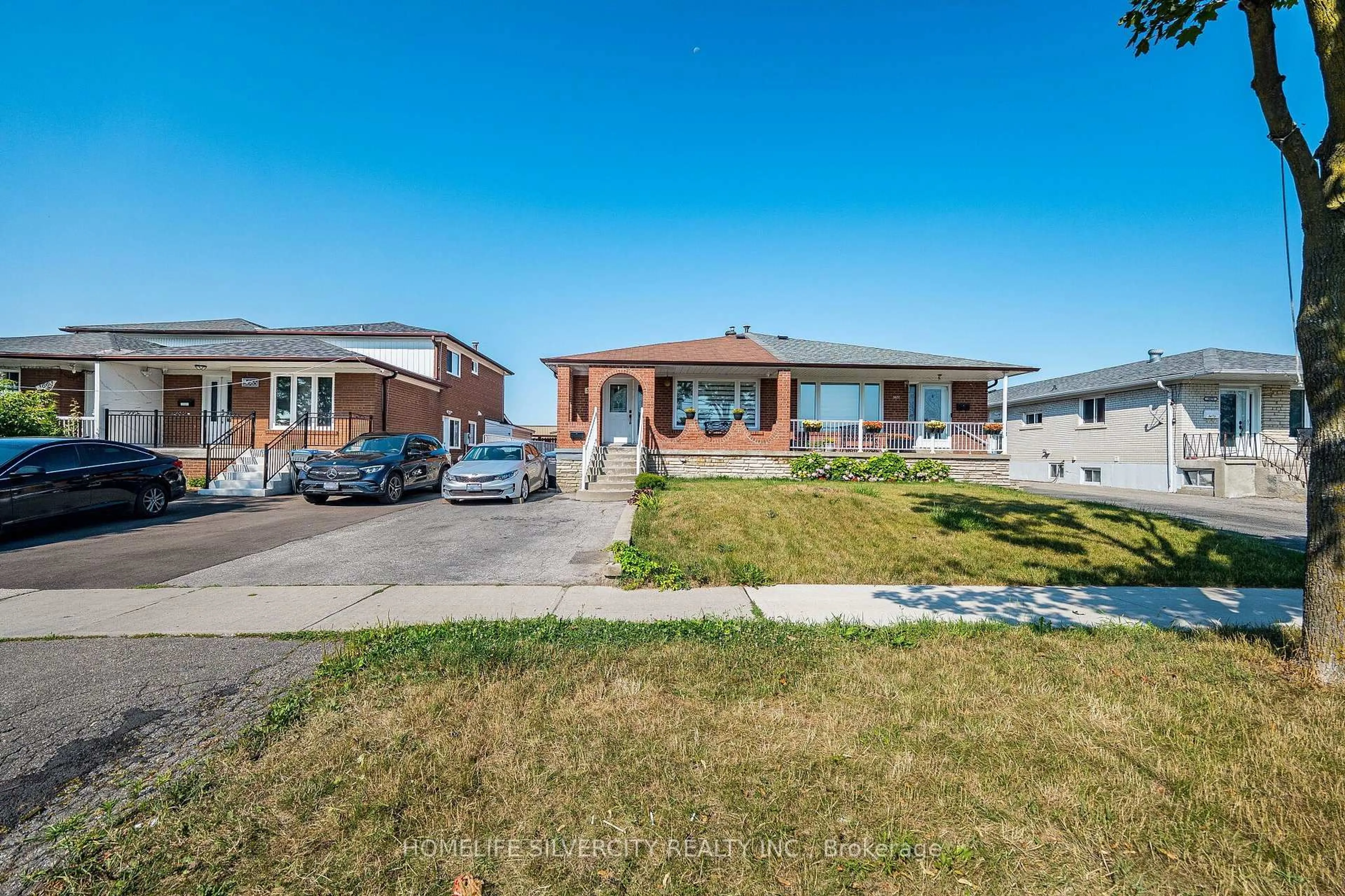 A pic from outside/outdoor area/front of a property/back of a property/a pic from drone, street for 3669 Corliss Cres, Mississauga Ontario L4T 2Z2