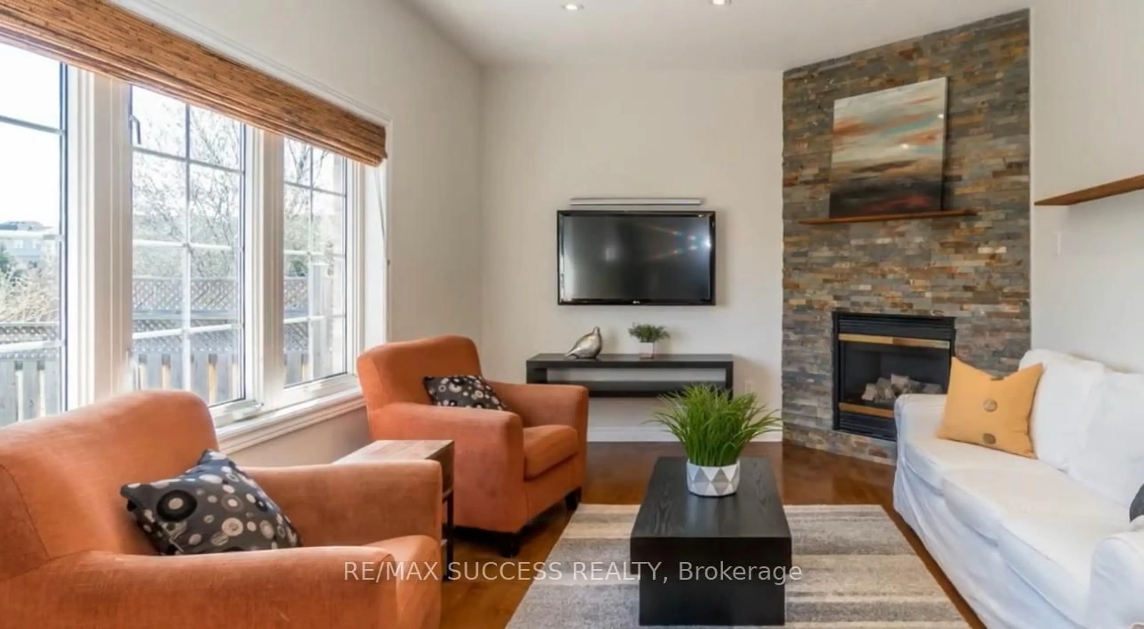 Living room with furniture, wood/laminate floor for 5847 Summerside Dr, Mississauga Ontario L5M 6J5