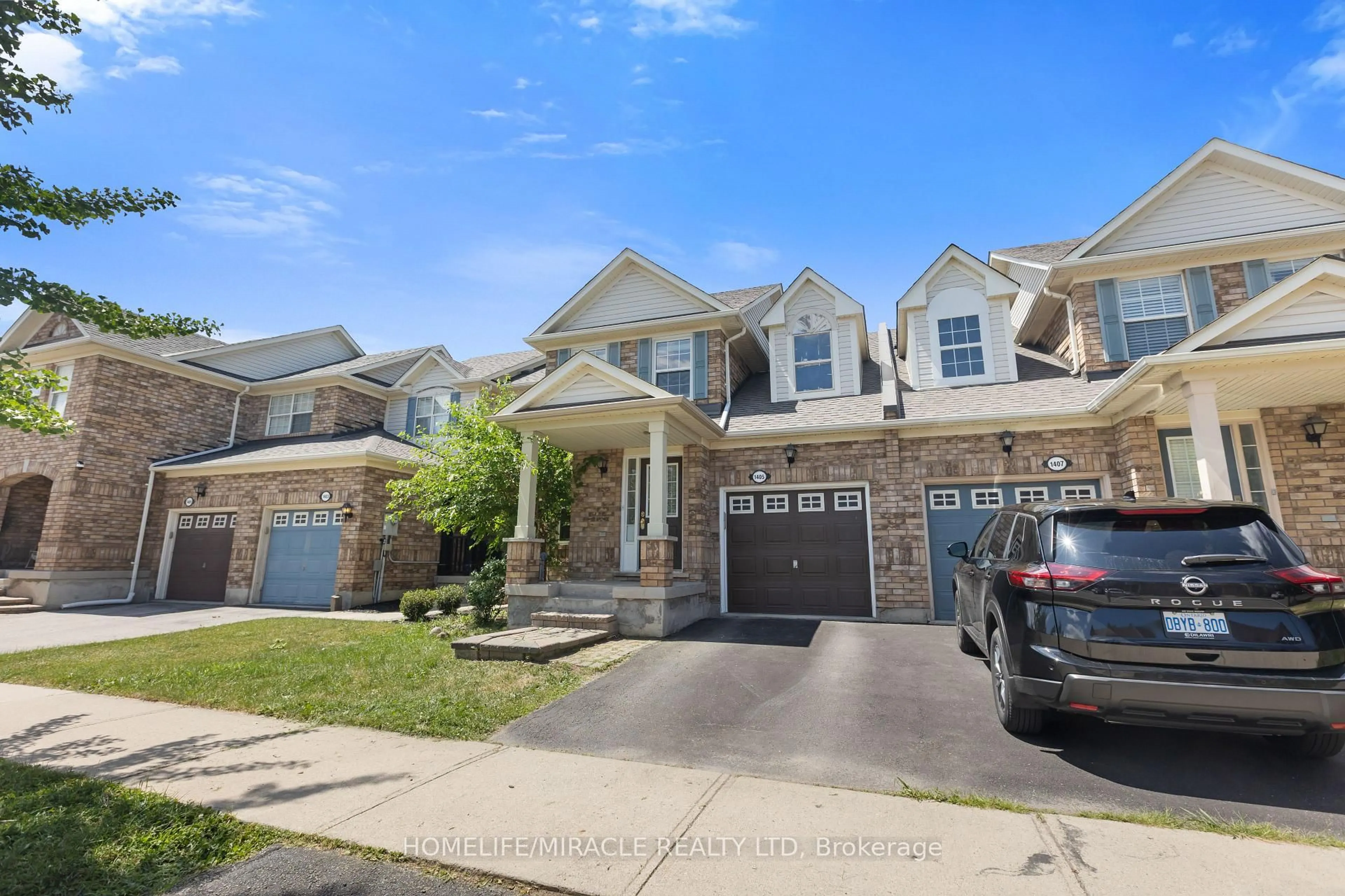 A pic from outside/outdoor area/front of a property/back of a property/a pic from drone, street for 1405 MCDERMOTT Way, Milton Ontario L9T 6L6