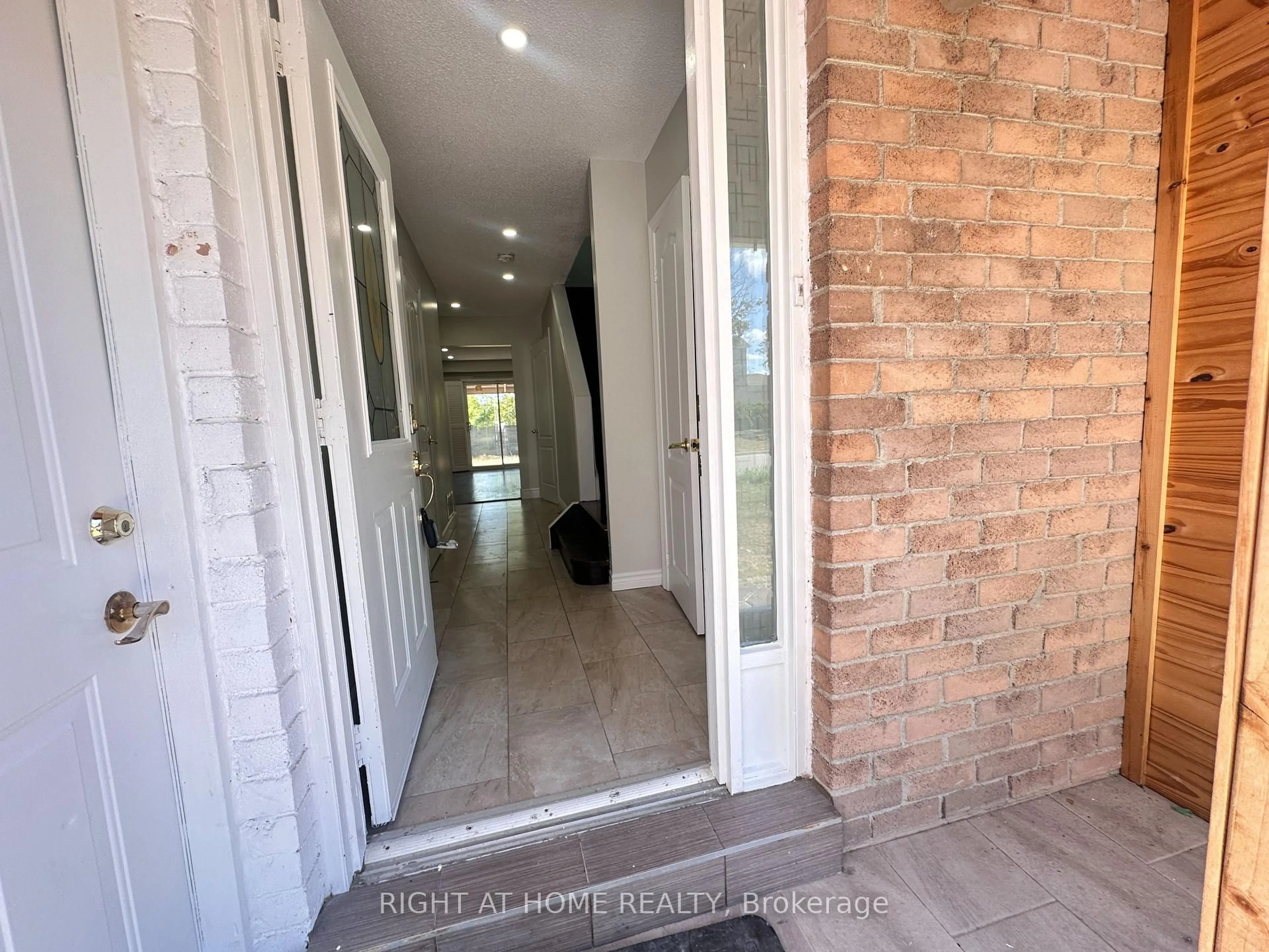 Indoor foyer for 1791 Princelea Pl, Mississauga Ontario L5M 3R9
