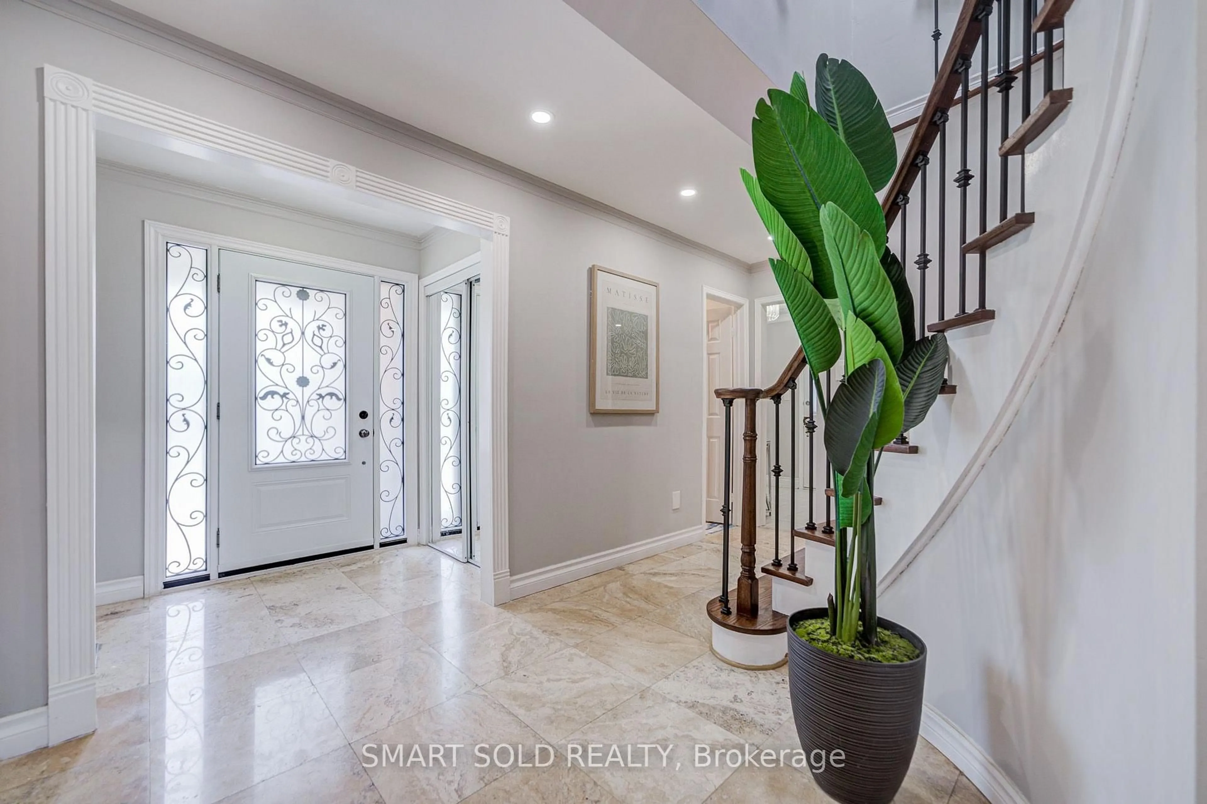 Indoor entryway for 5818 Turney Dr, Mississauga Ontario L5M 2R8