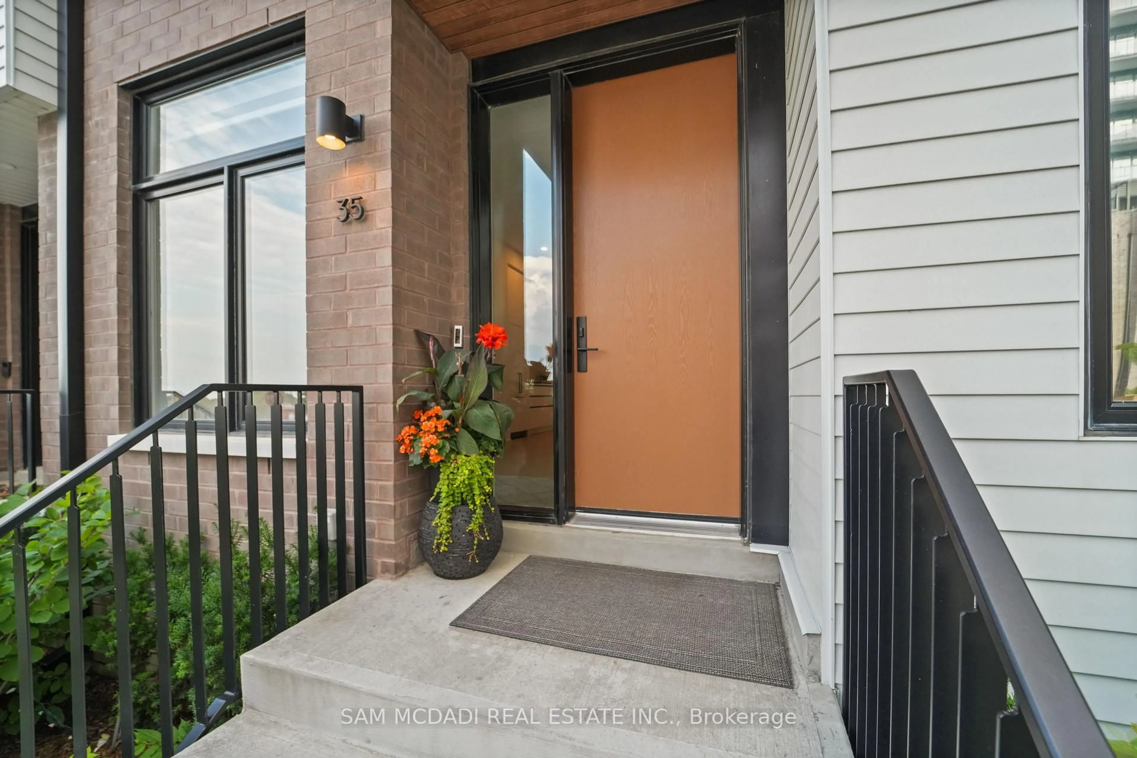 Indoor entryway for 50 Coveside Dr #35, Mississauga Ontario L5H 0B2