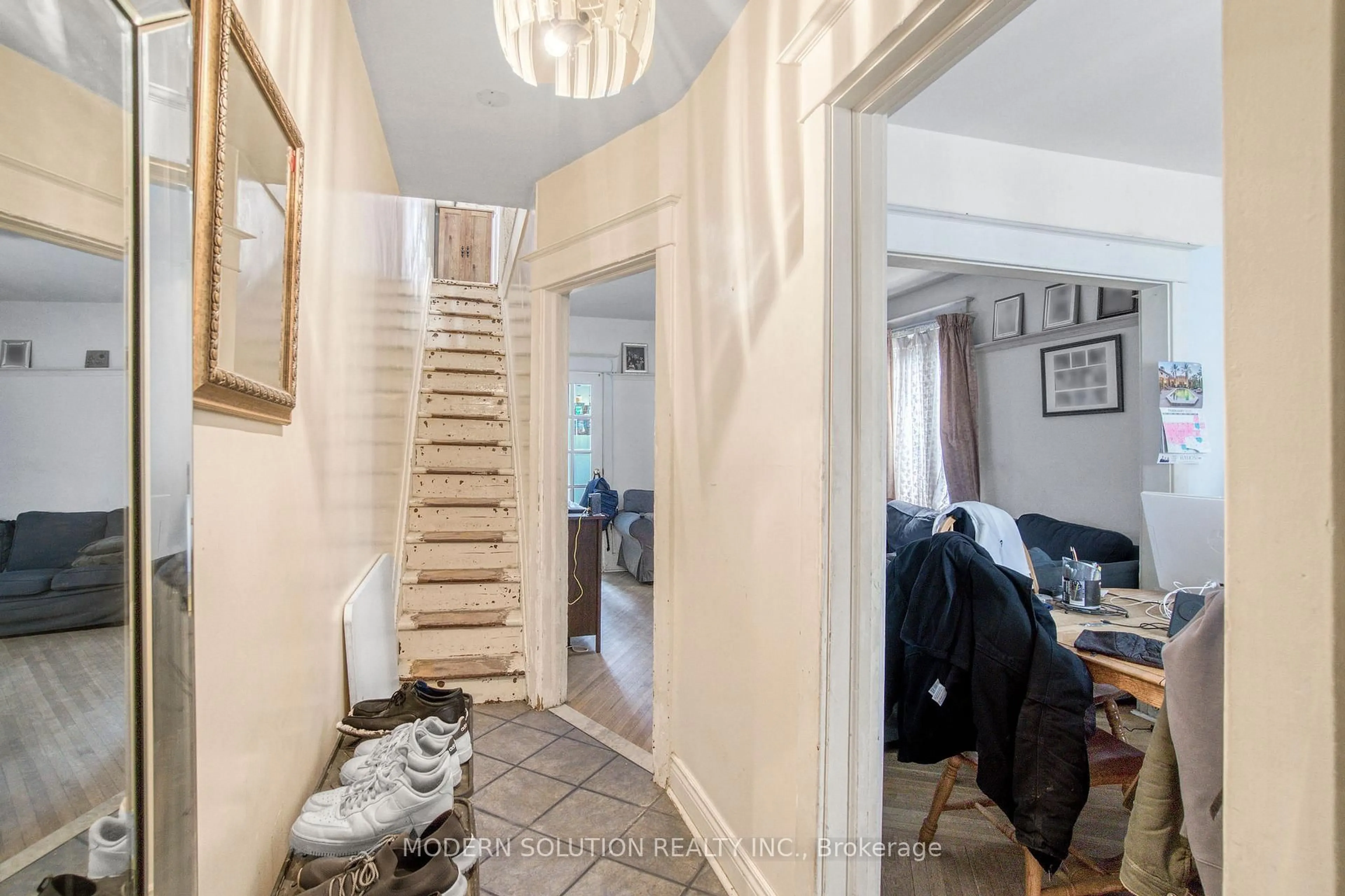 Indoor foyer for 2 Rockwell Ave, Toronto Ontario M6N 1N3