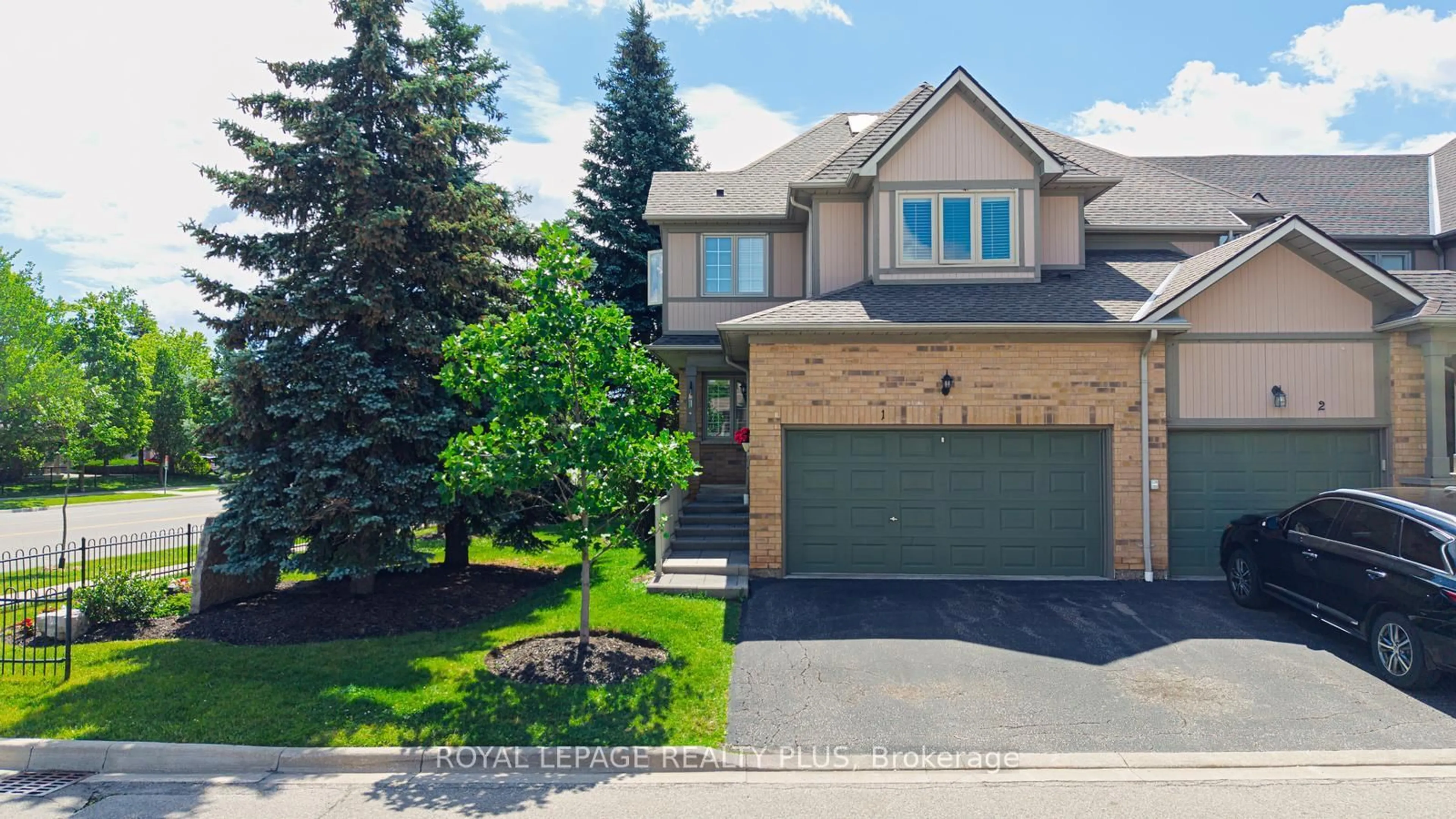 A pic from outside/outdoor area/front of a property/back of a property/a pic from drone, street for 5658 Glen Erin Dr #1, Mississauga Ontario L5M 6C4