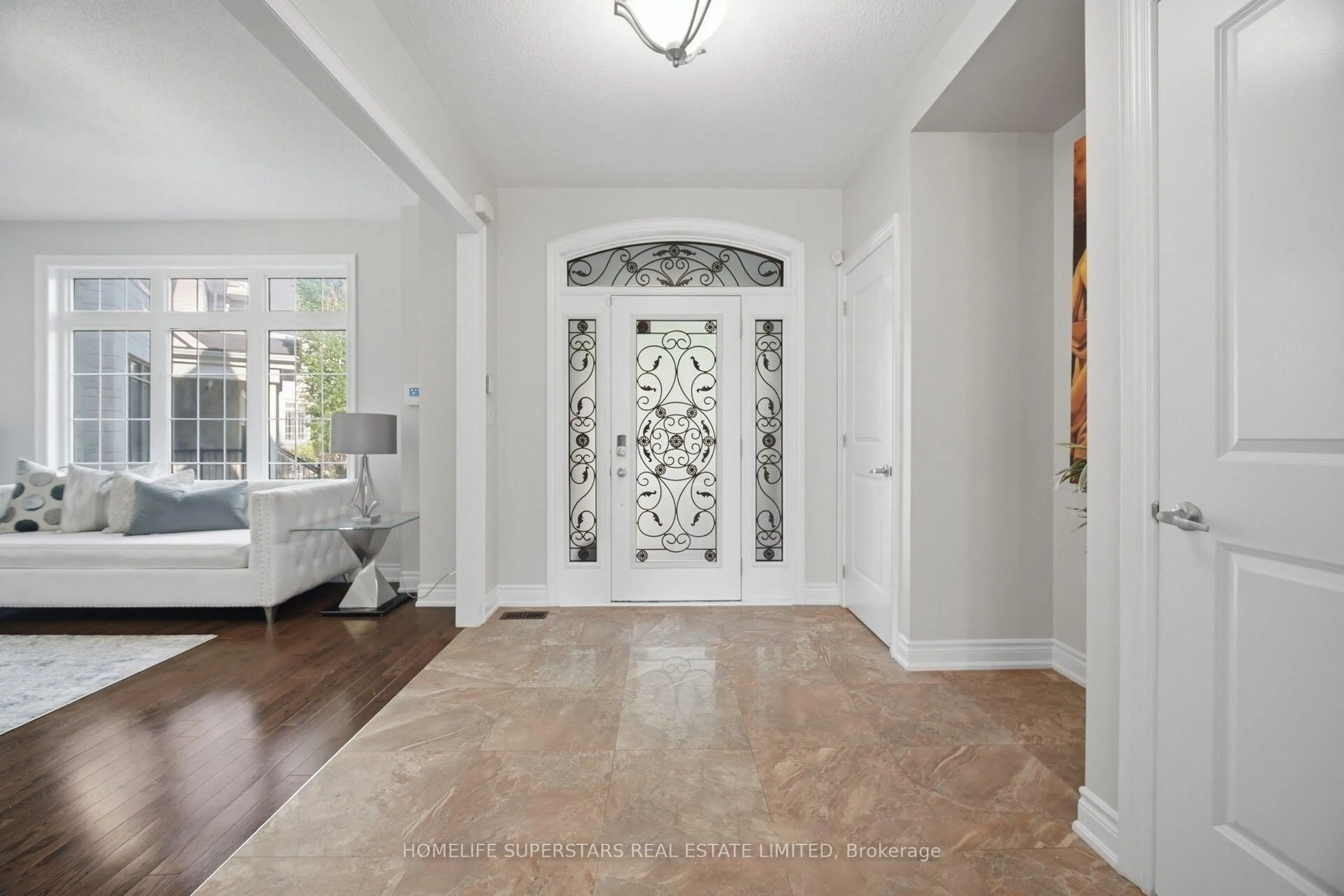 Indoor entryway for 14 Ayrshire Crt, Brampton Ontario L6Z 0G6
