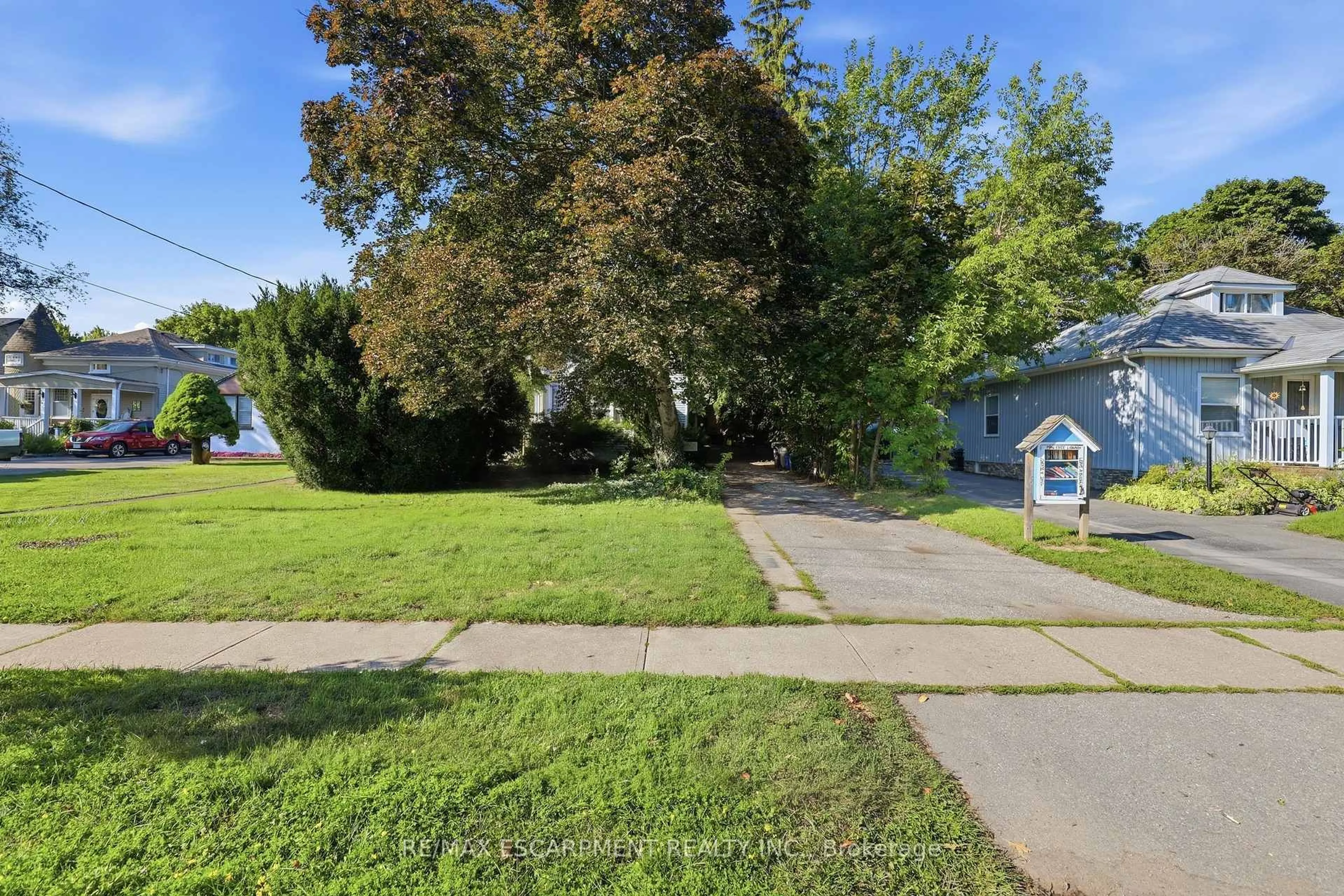 A pic from outside/outdoor area/front of a property/back of a property/a pic from drone, street for 152 Commercial St, Milton Ontario L9T 2J2