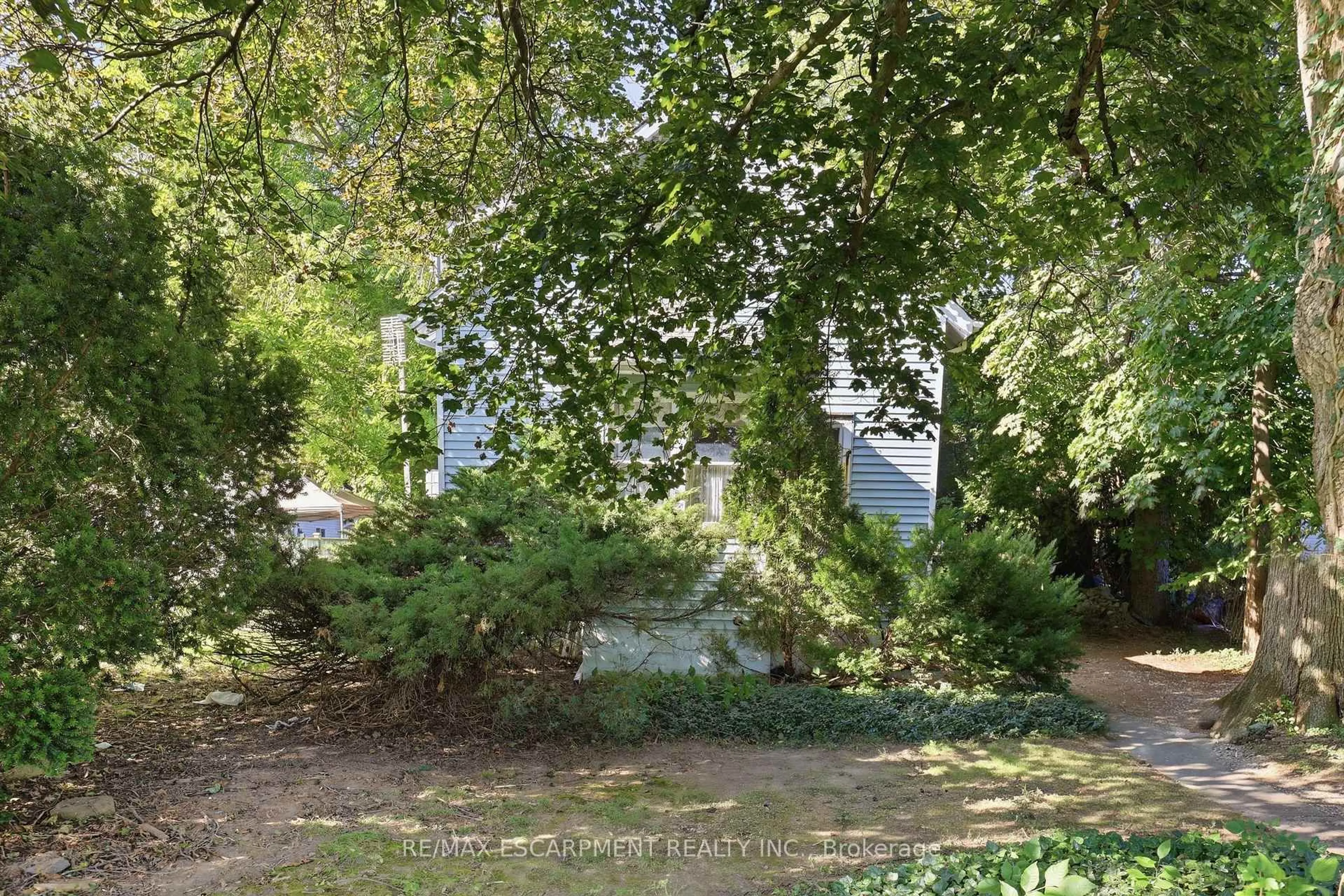 A pic from outside/outdoor area/front of a property/back of a property/a pic from drone, street for 152 Commercial St, Milton Ontario L9T 2J2