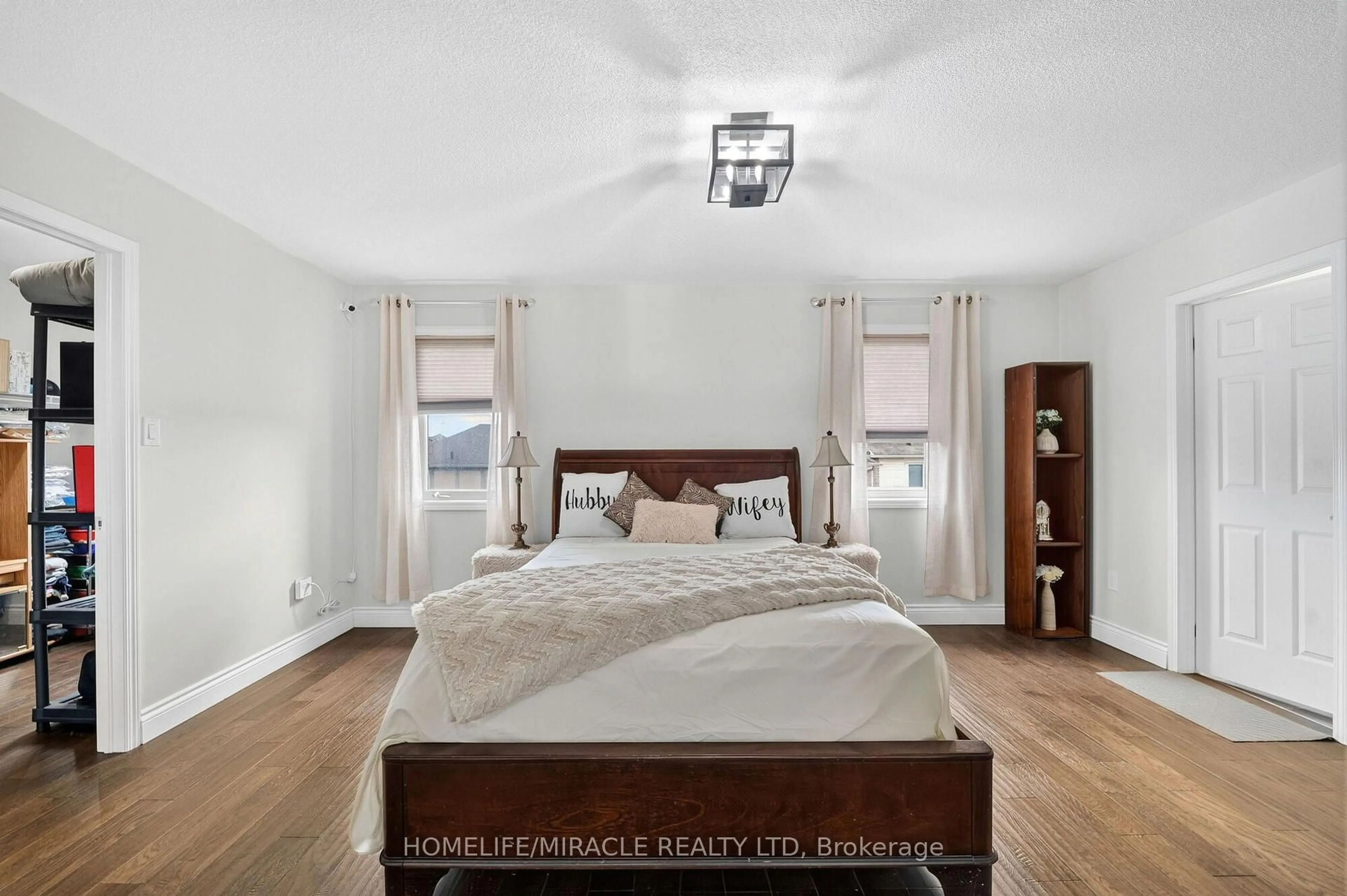 Bedroom with bed, unknown for 452 Tyrone Cres, Milton Ontario L9T 8J8