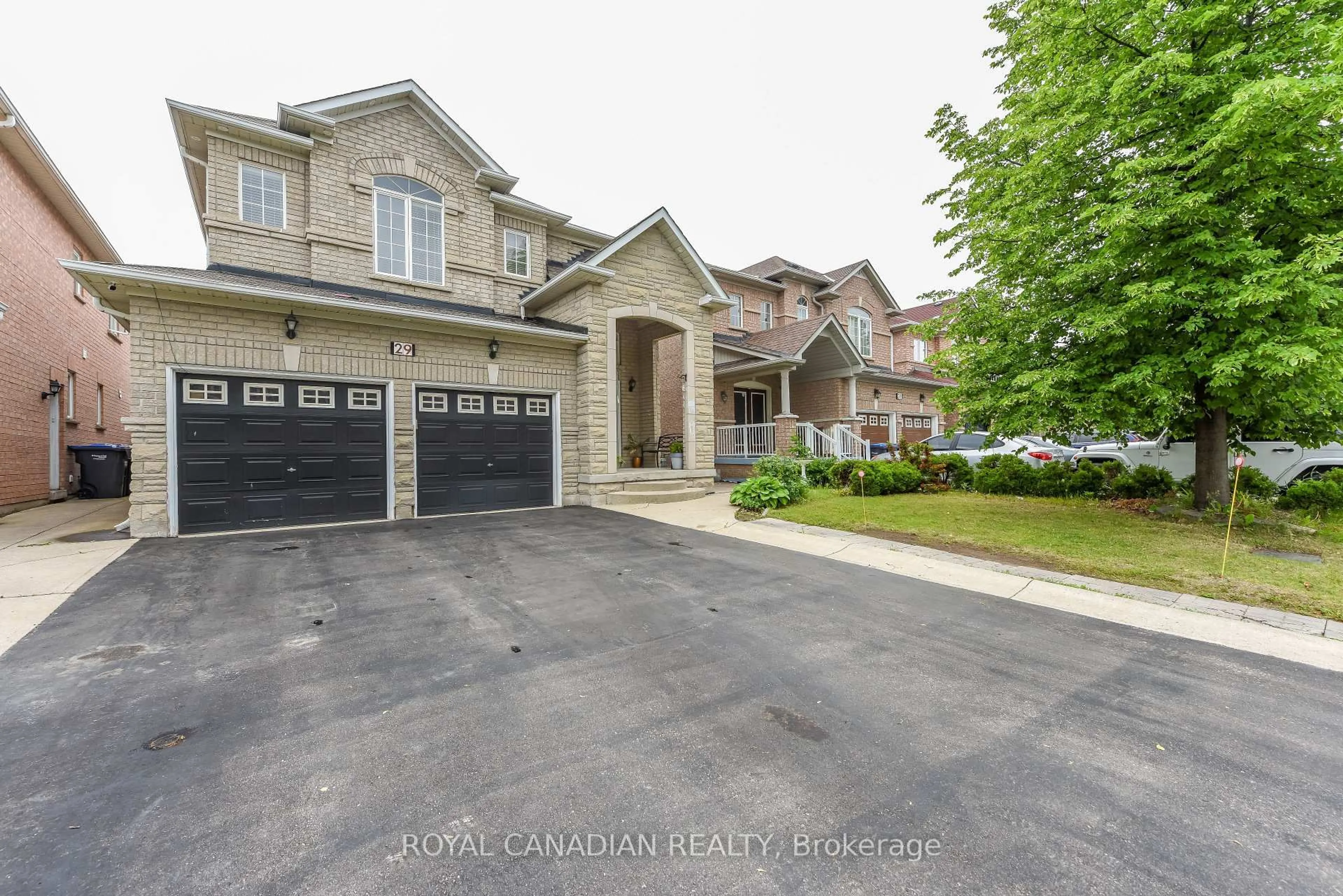 A pic from outside/outdoor area/front of a property/back of a property/a pic from drone, street for 29 Dewside Dr, Brampton Ontario L6R 3B7