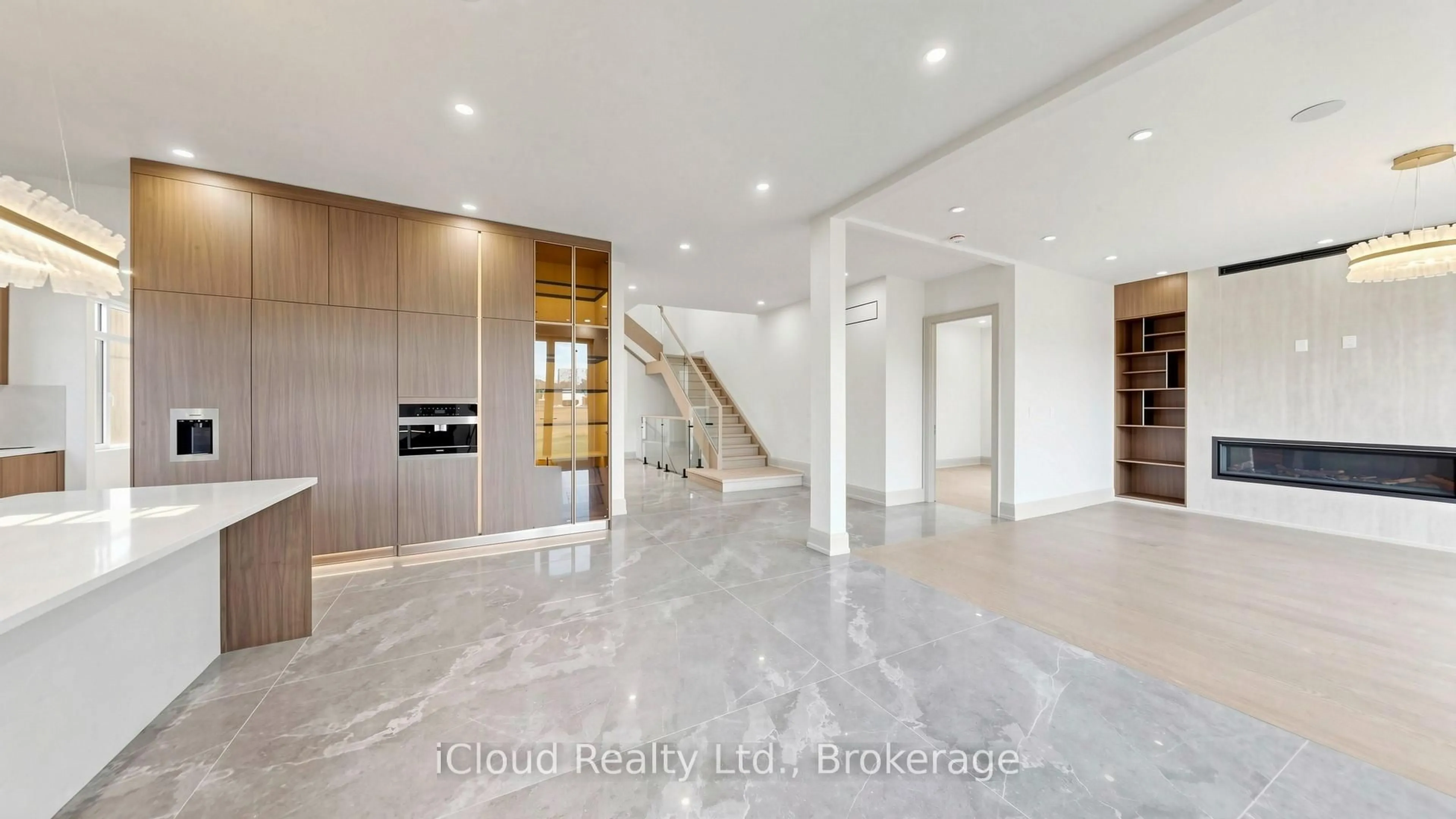Indoor foyer for 2539 Rugby Rd, Mississauga Ontario L5B 1T1
