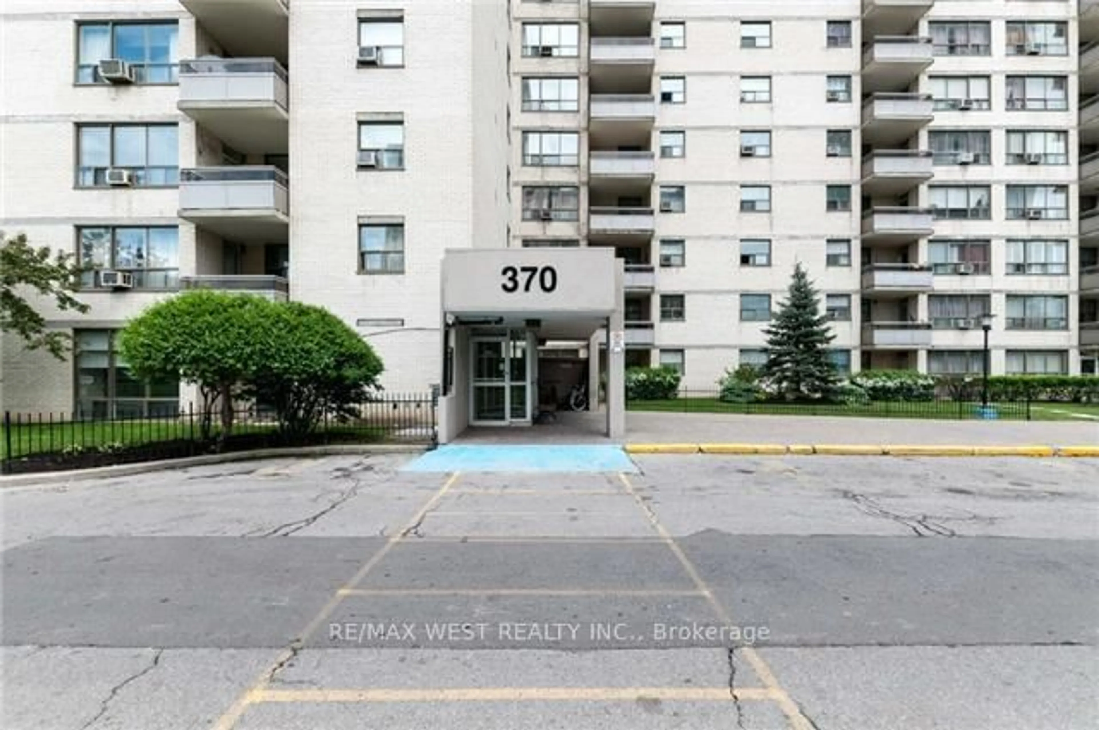 Indoor foyer for 370 Dixon Rd #102, Toronto Ontario M9R 1T2