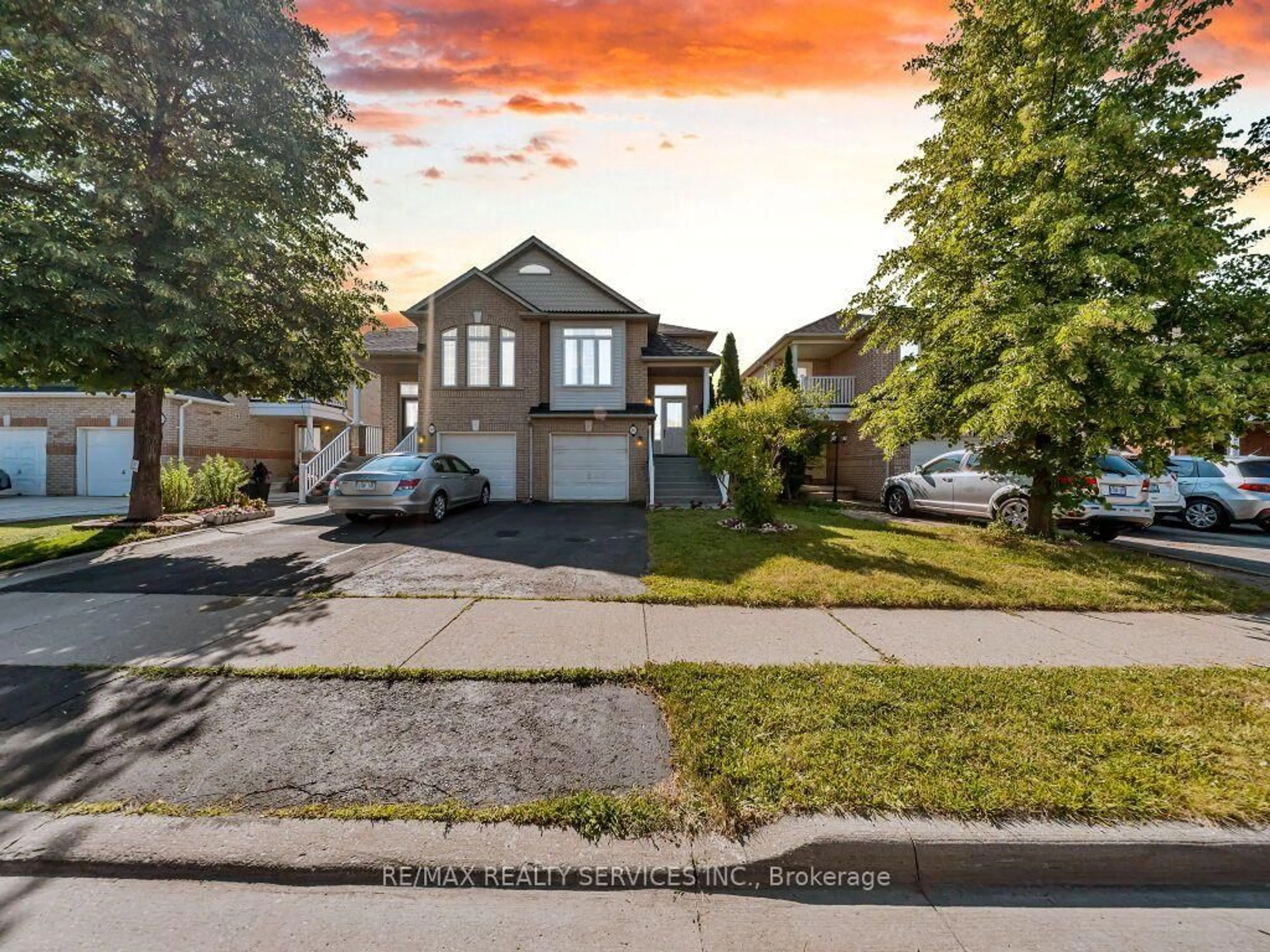 A pic from outside/outdoor area/front of a property/back of a property/a pic from drone, street for 101 River Rock Cres, Brampton Ontario L7A 2W4