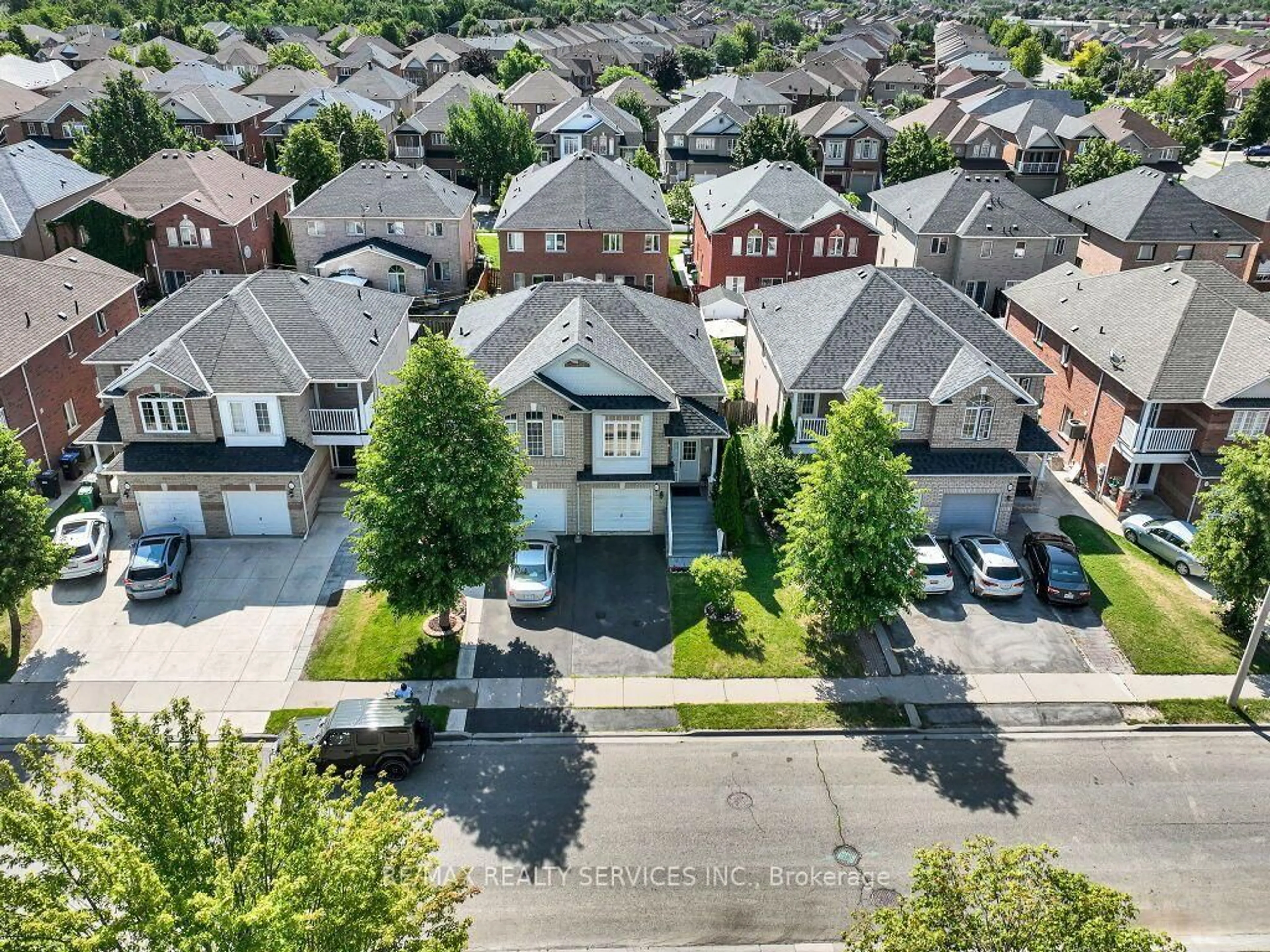 A pic from outside/outdoor area/front of a property/back of a property/a pic from drone, street for 101 River Rock Cres, Brampton Ontario L7A 2W4