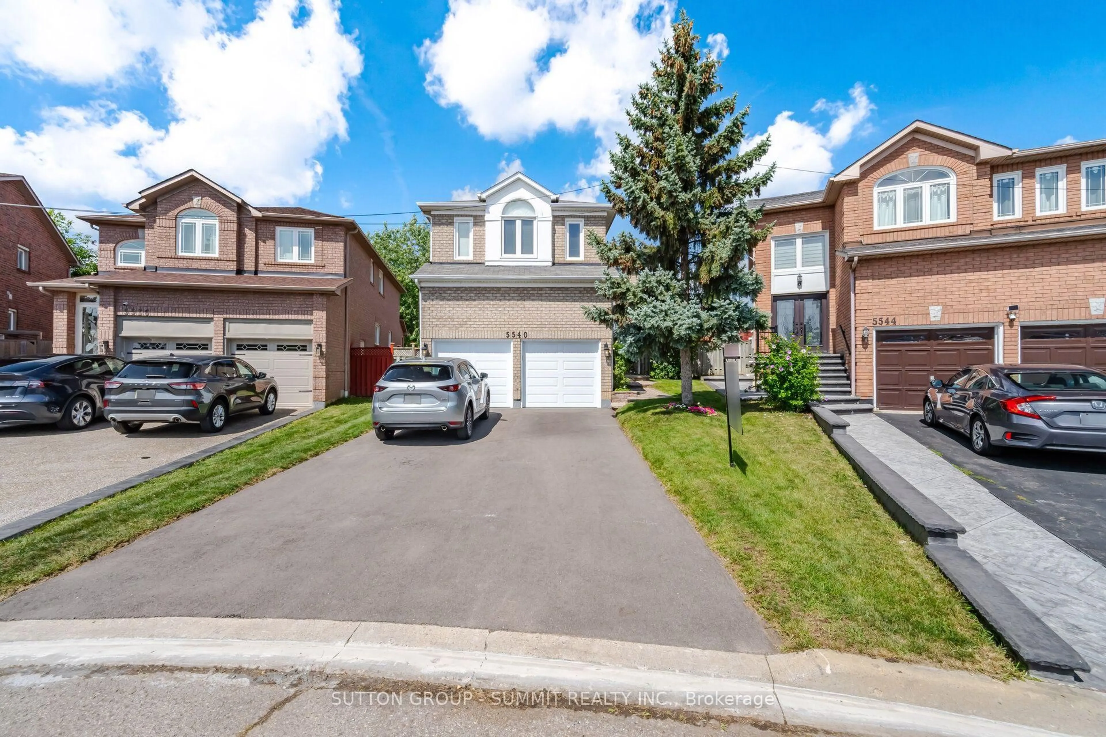 A pic from outside/outdoor area/front of a property/back of a property/a pic from drone, street for 5540 Prosper Crt, Mississauga Ontario L5V 2E5