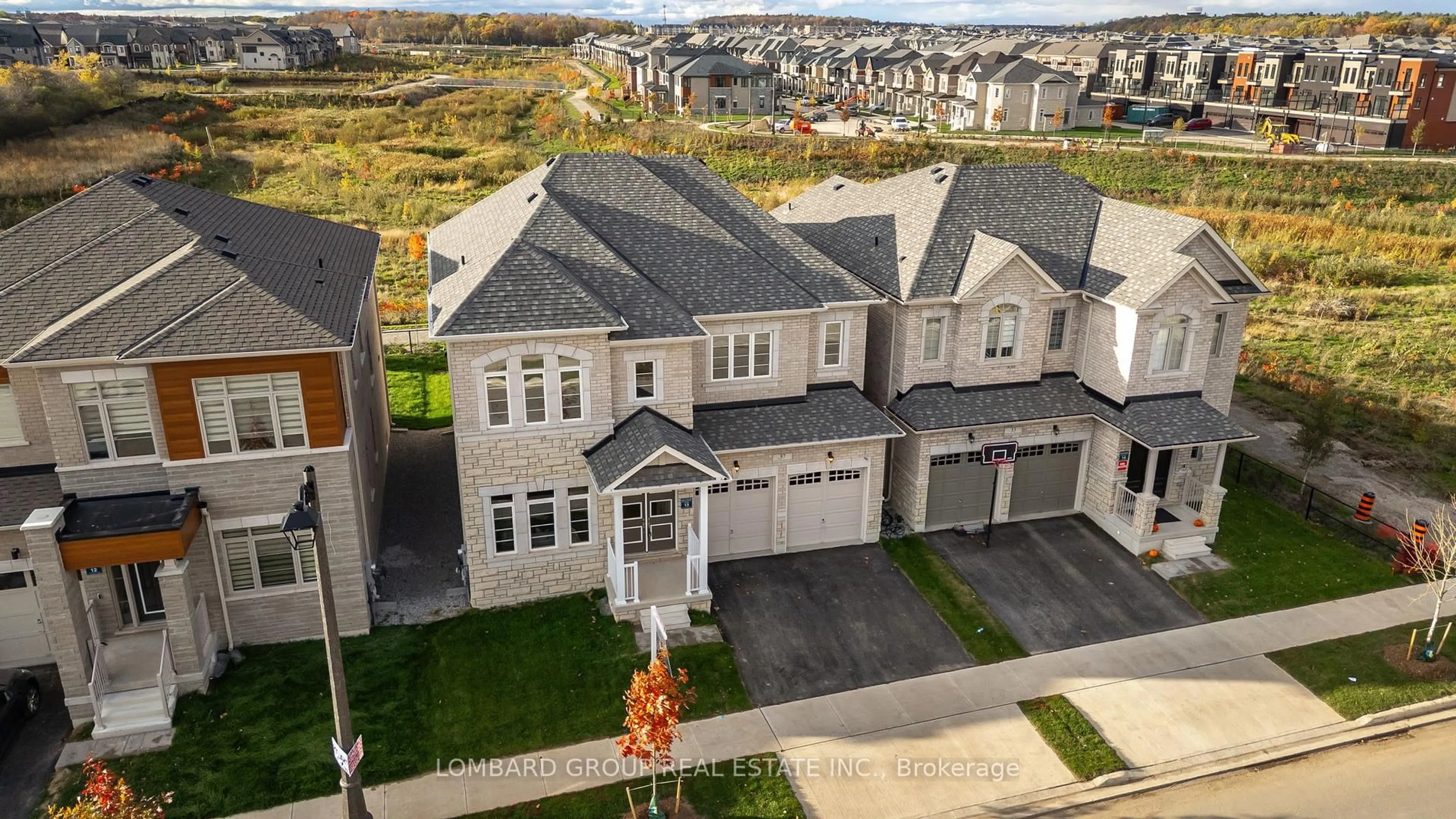 A pic from outside/outdoor area/front of a property/back of a property/a pic from drone, street for 37 North Park Blvd, Oakville Ontario L6M 0W8