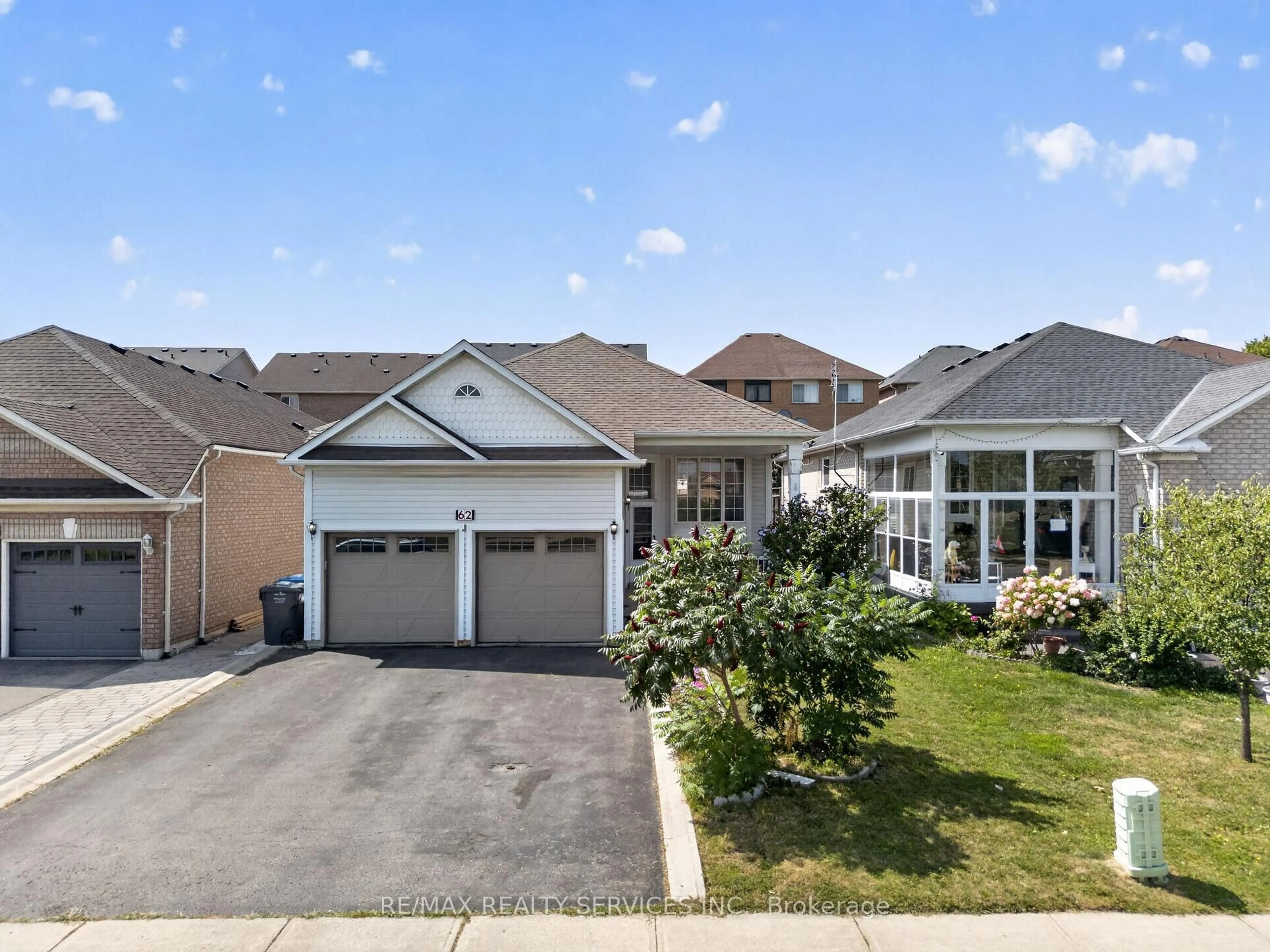 A pic from outside/outdoor area/front of a property/back of a property/a pic from drone, street for 62 Fletchers Creek Blvd, Brampton Ontario L6X 4T1