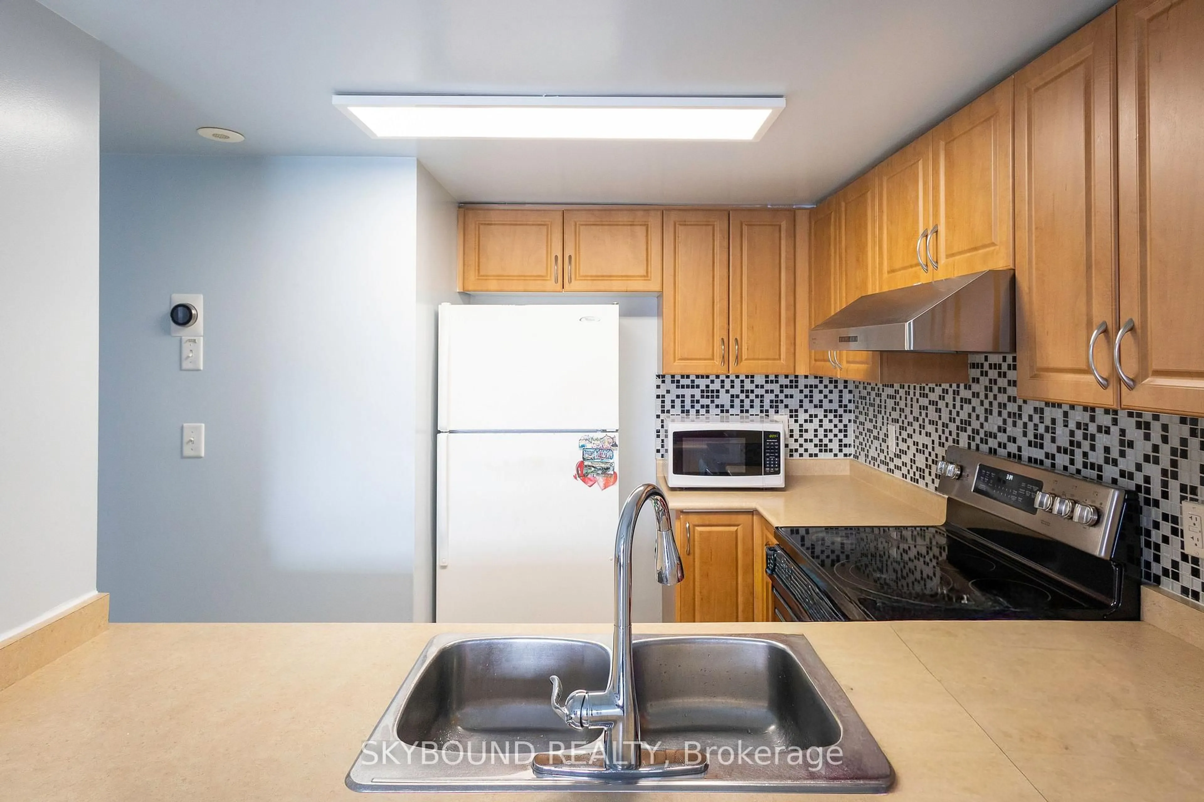 Standard kitchen, unknown for 3043 Finch Ave #2033, Toronto Ontario M9M 0A4