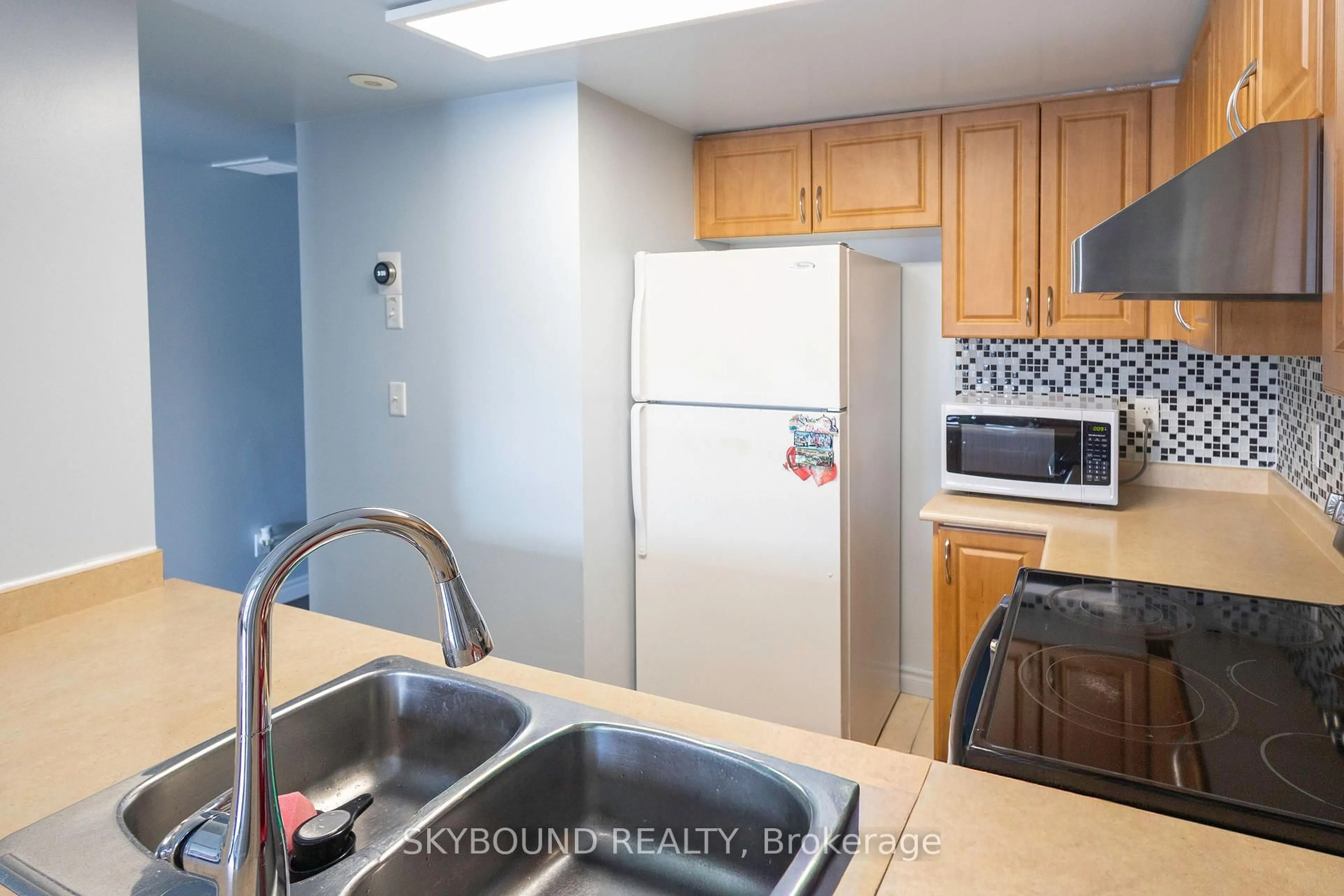Standard kitchen, unknown for 3043 Finch Ave #2033, Toronto Ontario M9M 0A4