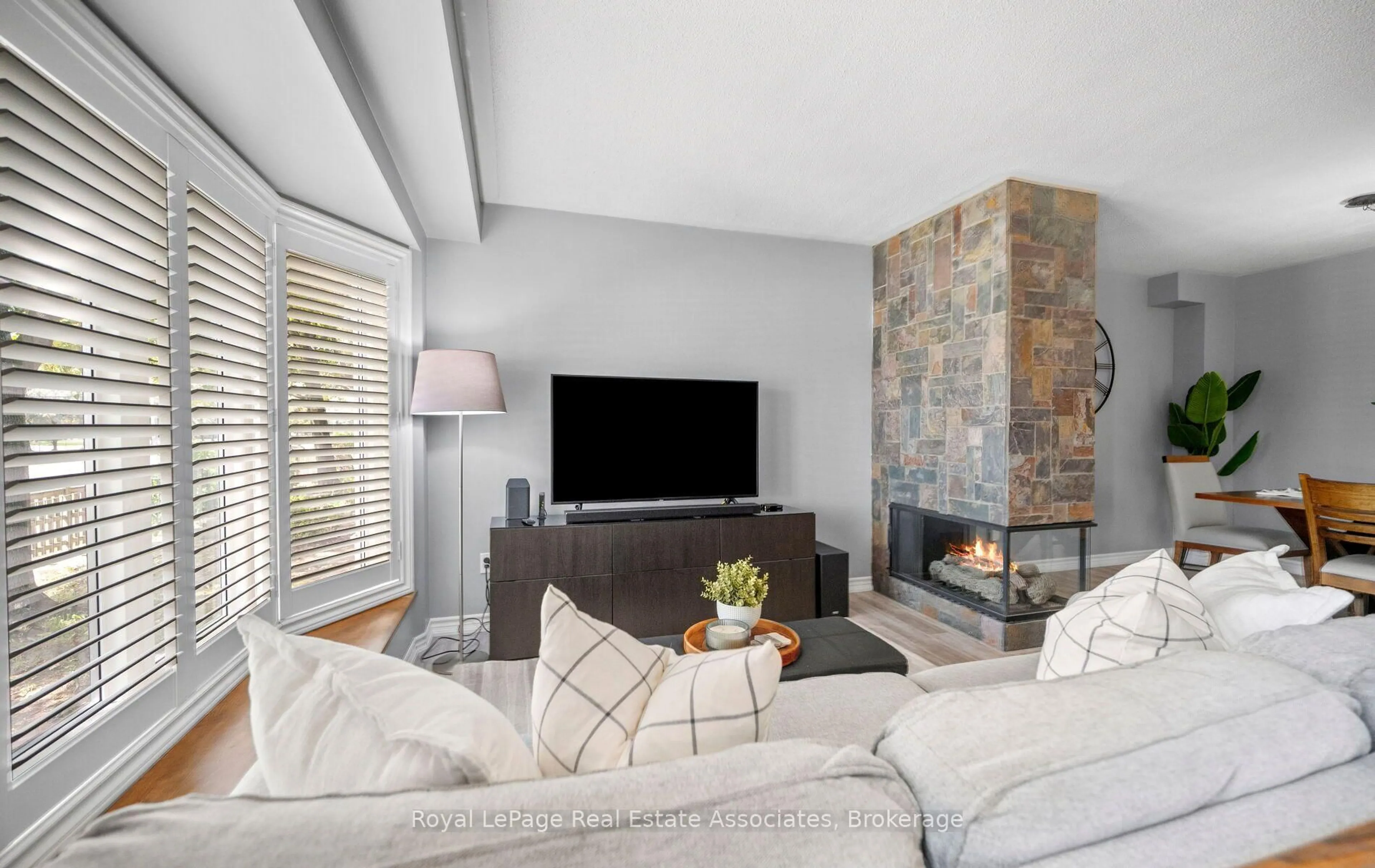 Living room with furniture, unknown for 1485 Torrington Dr #19, Mississauga Ontario L5V 1Y3