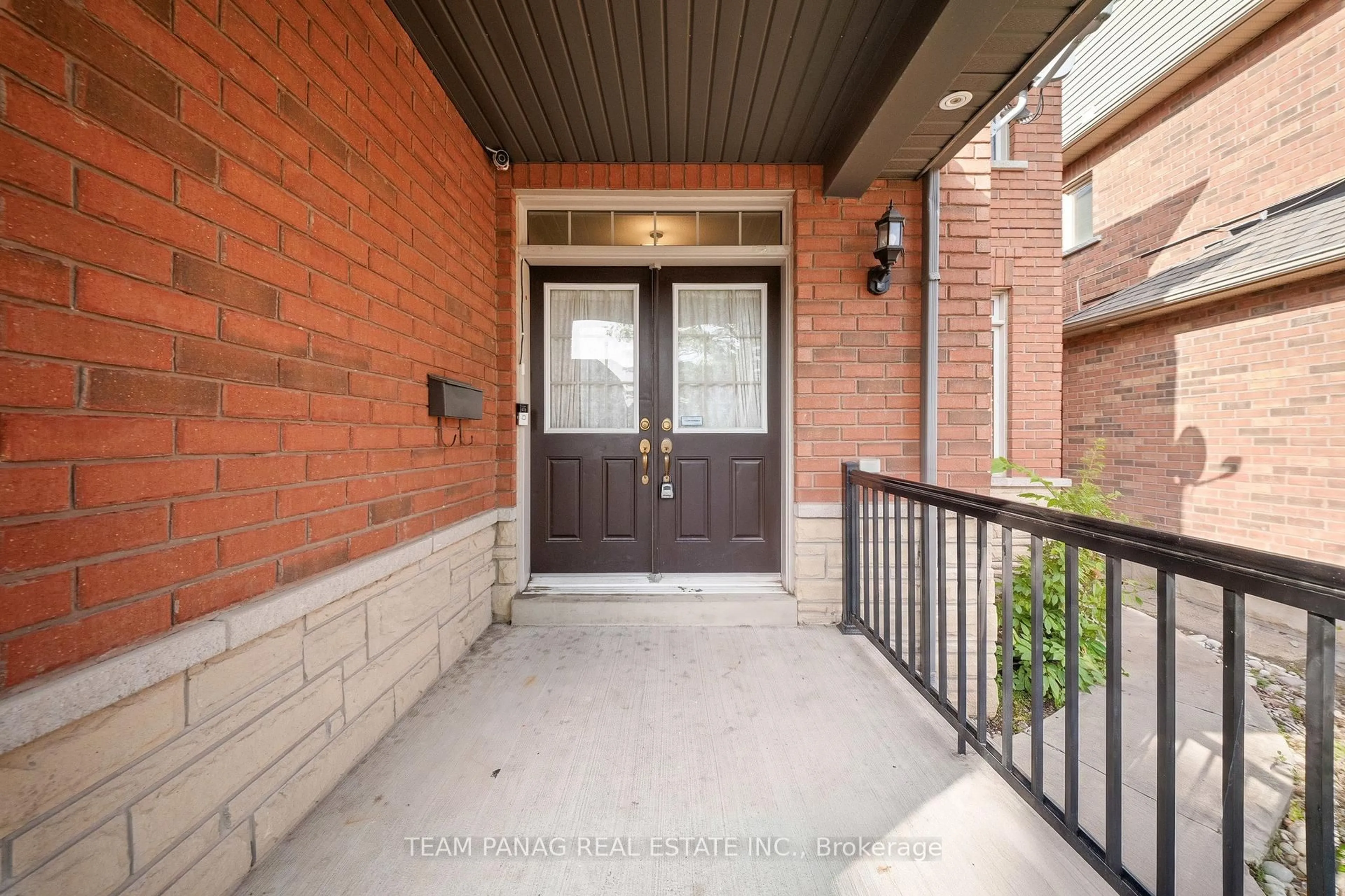 Indoor entryway for 47 Sorbonne Dr, Brampton Ontario L6P 1Y6