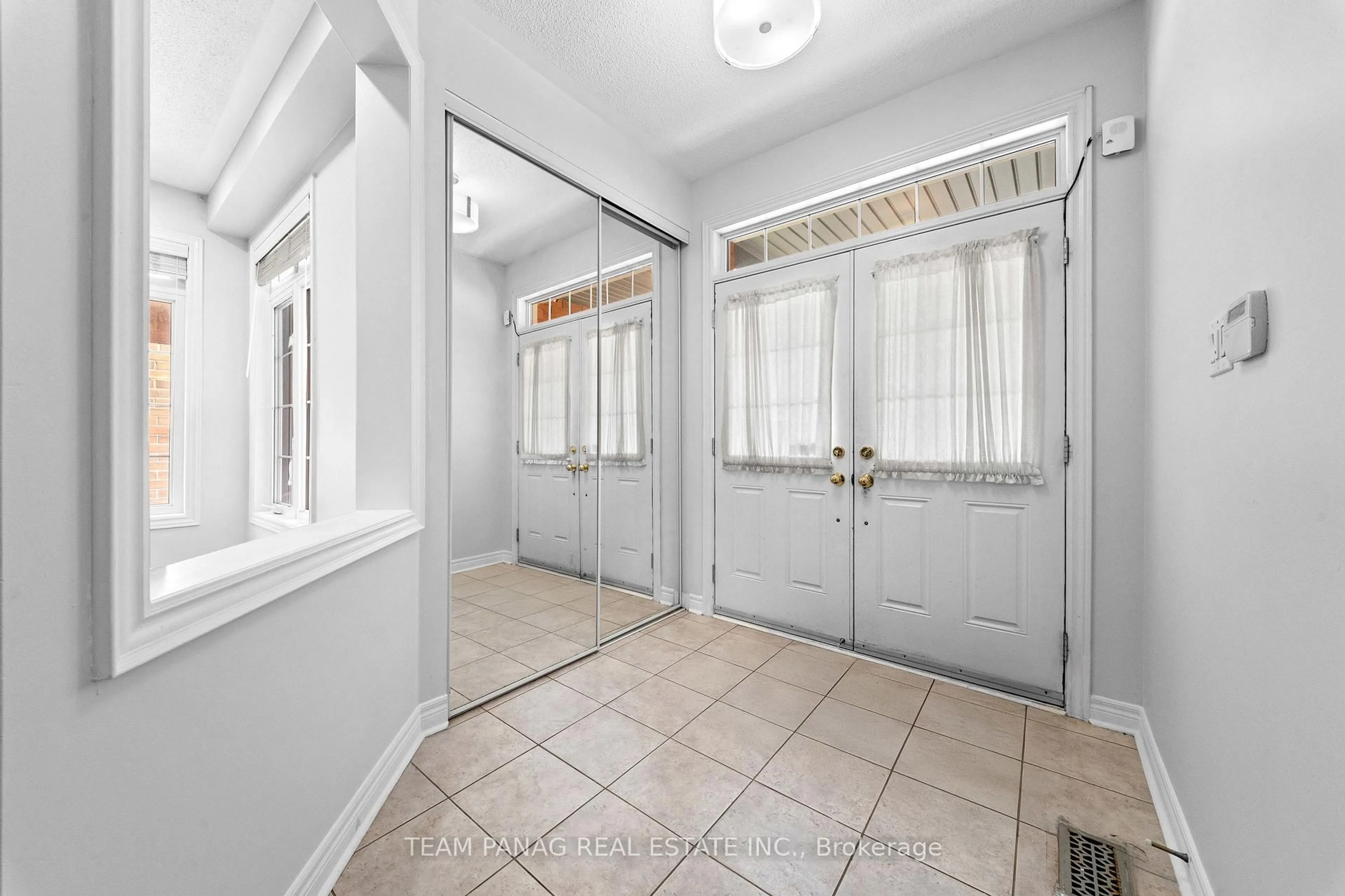 Indoor entryway for 47 Sorbonne Dr, Brampton Ontario L6P 1Y6