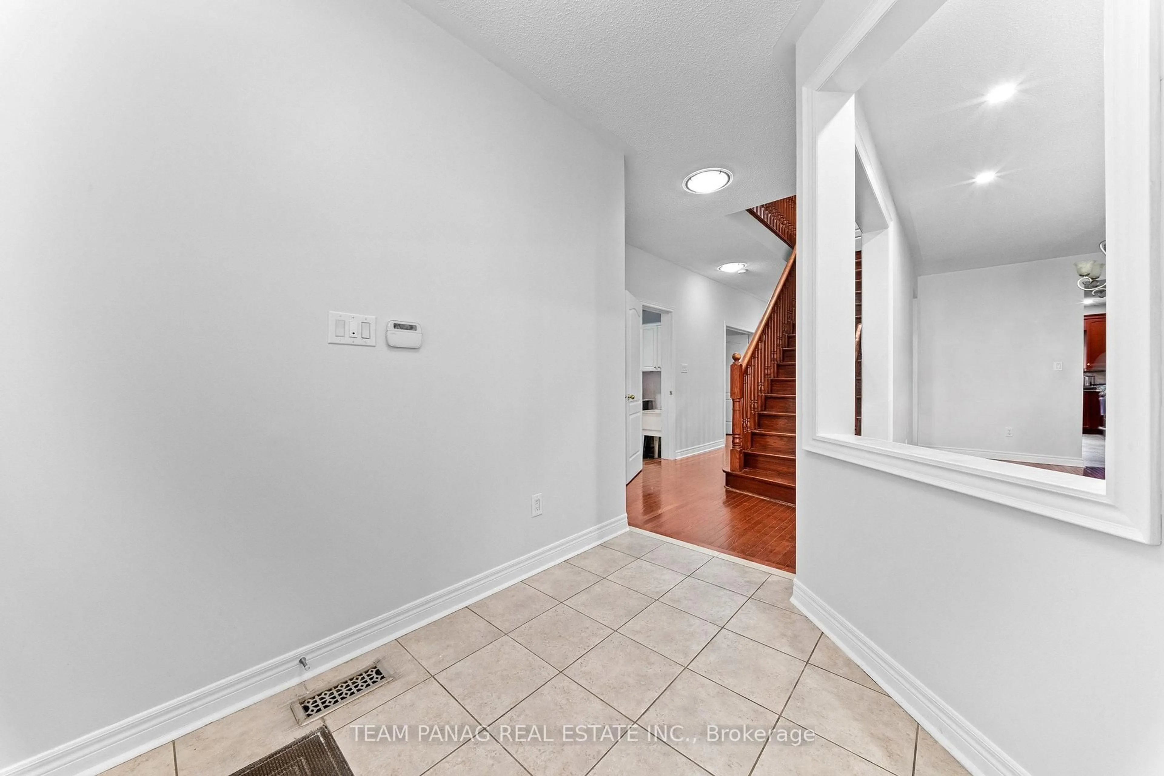 Indoor entryway for 47 Sorbonne Dr, Brampton Ontario L6P 1Y6