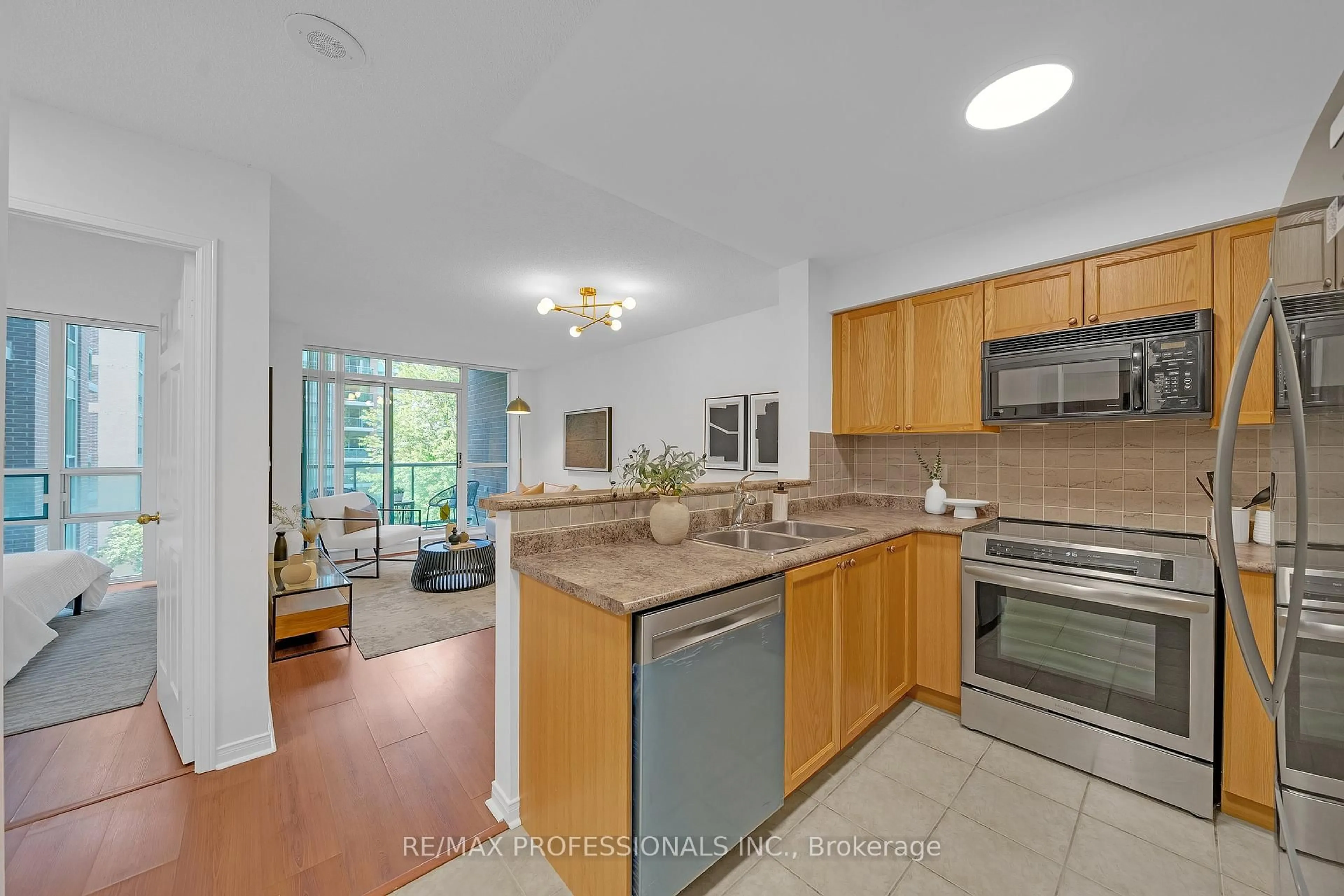 Open concept kitchen, unknown for 9 Michael Power Pl #402, Toronto Ontario M9A 0A5