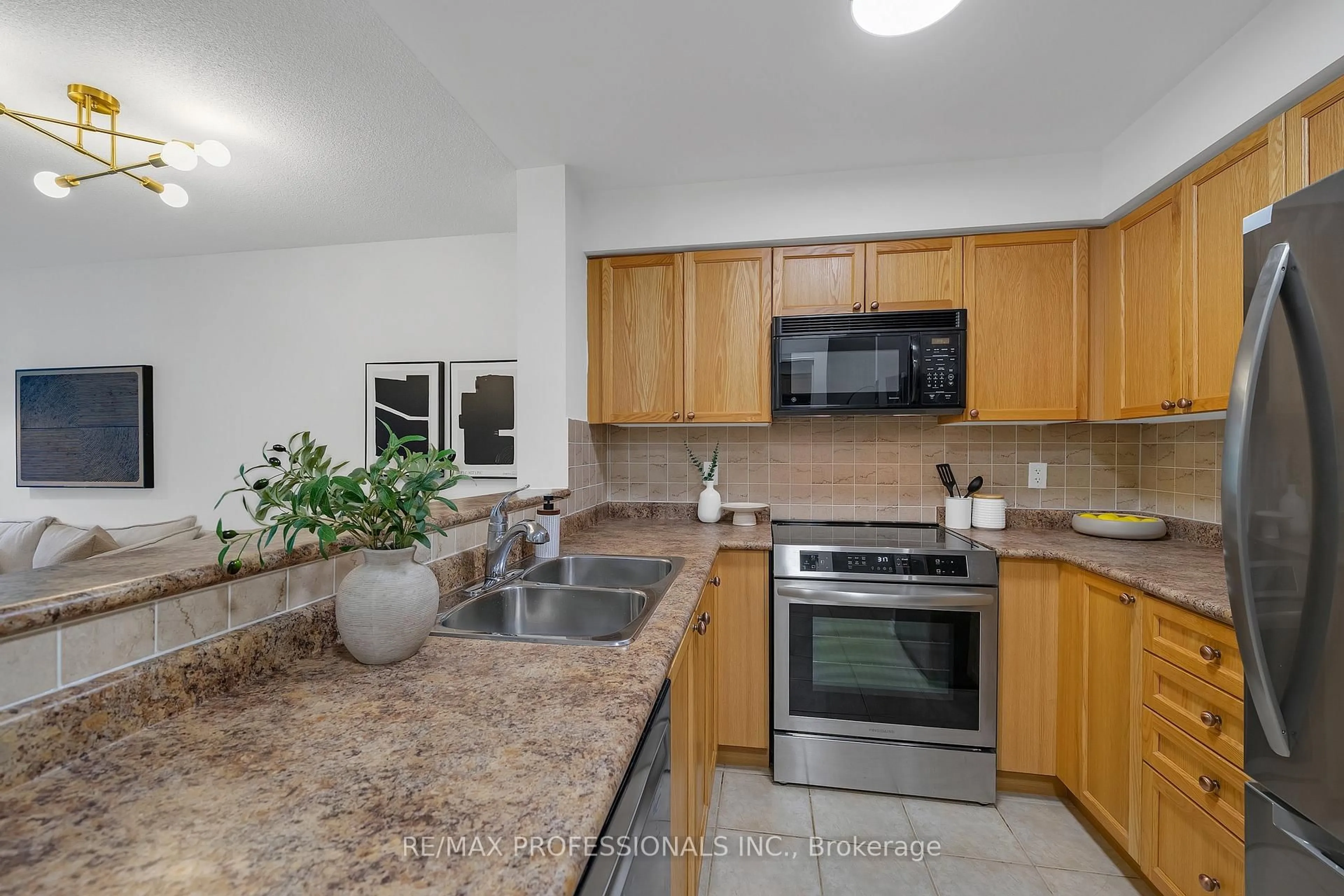 Standard kitchen, ceramic/tile floor for 9 Michael Power Pl #402, Toronto Ontario M9A 0A5