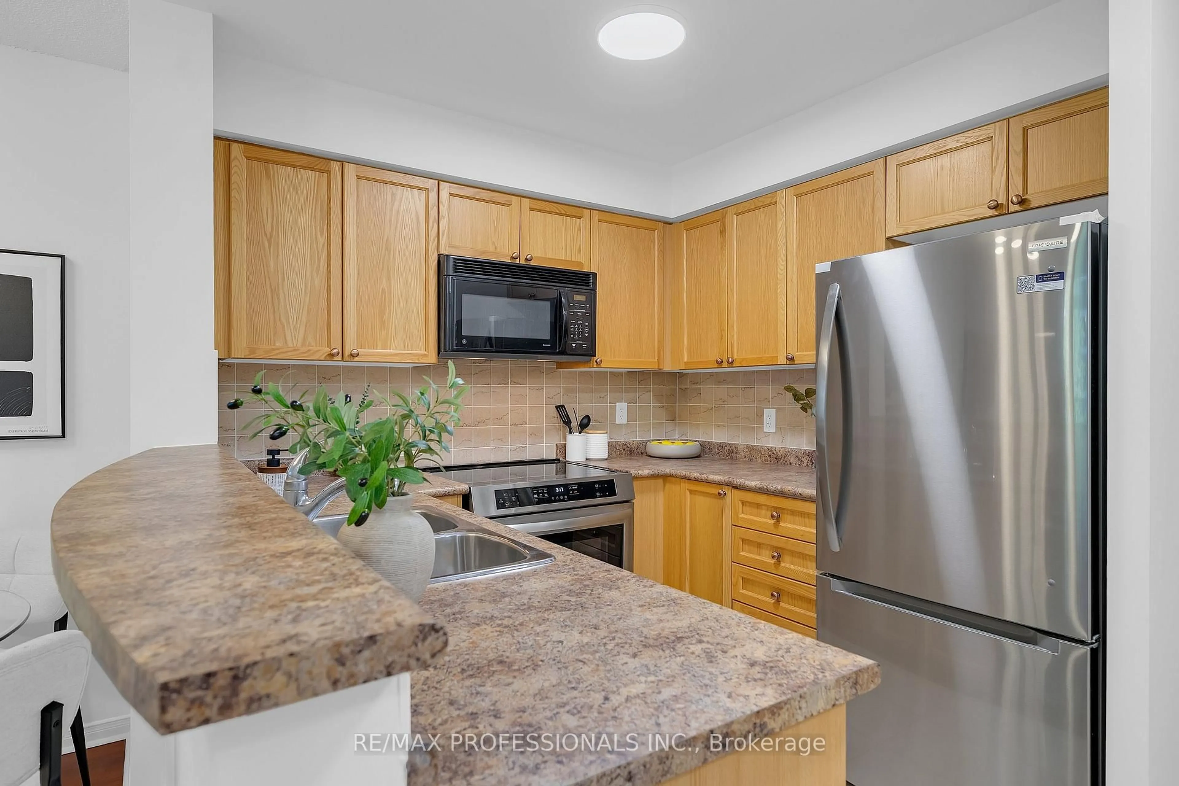 Standard kitchen, unknown for 9 Michael Power Pl #402, Toronto Ontario M9A 0A5
