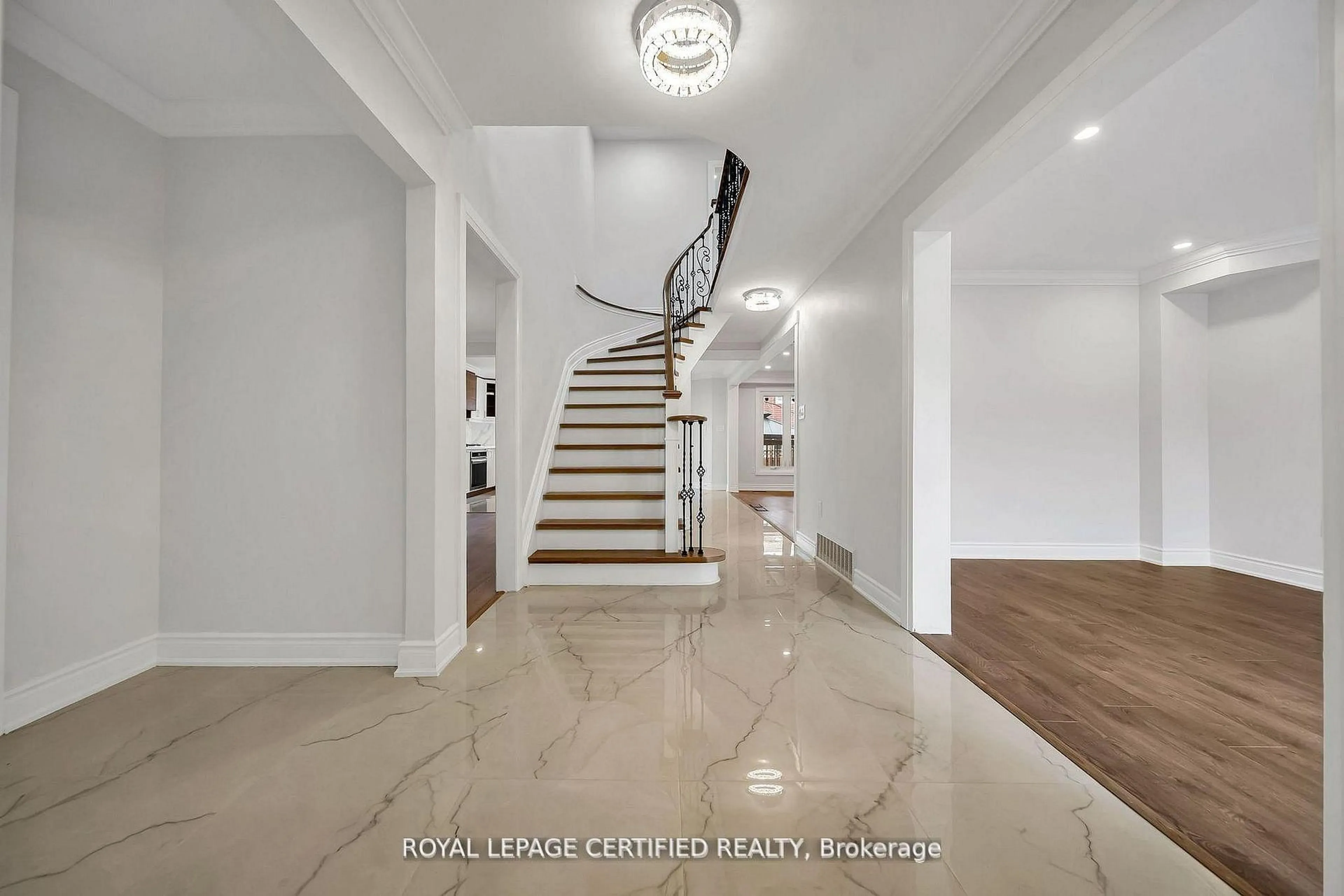 Indoor foyer for 6062 Prairie Circ, Mississauga Ontario L5N 5C5