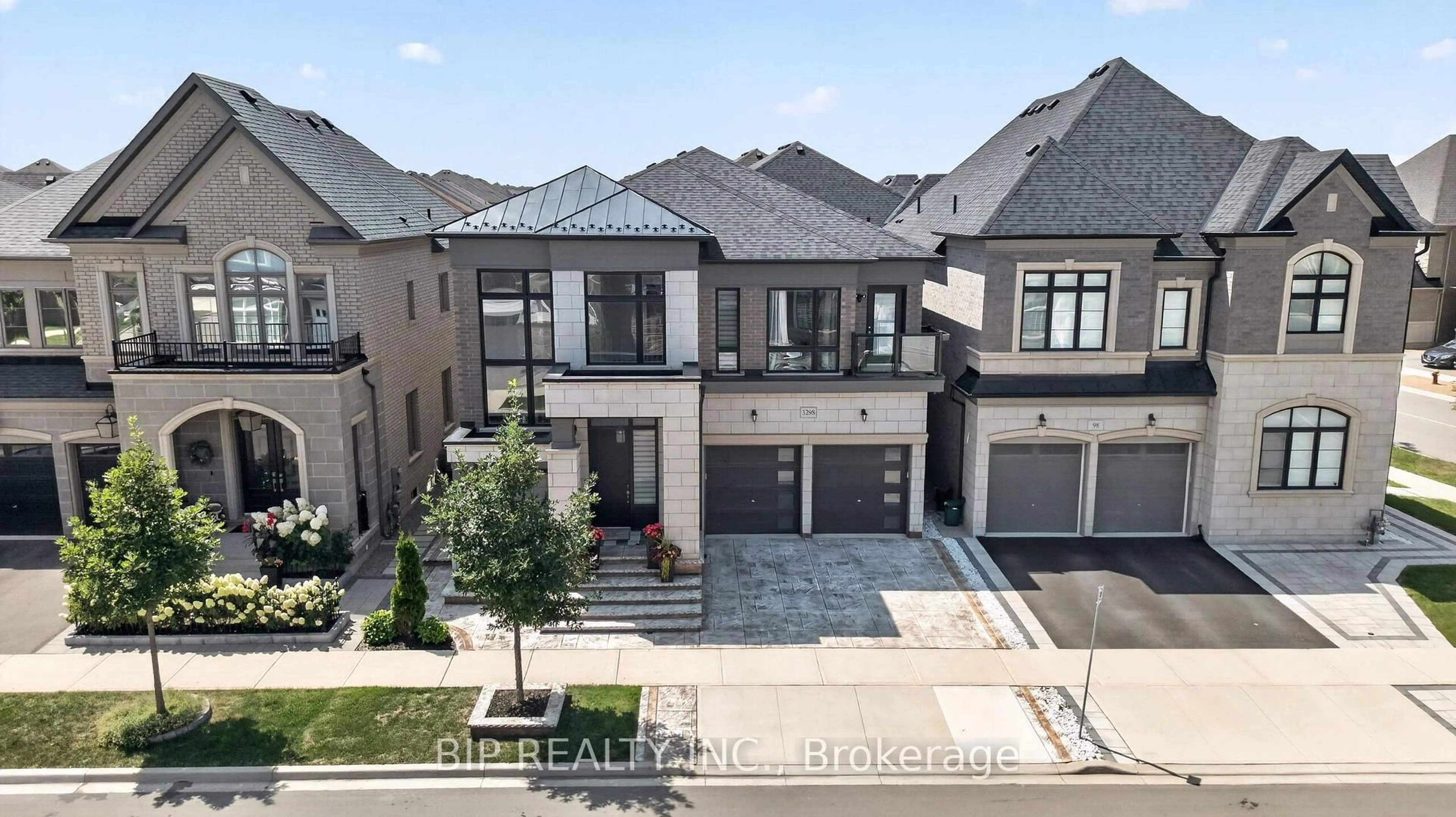 A pic from outside/outdoor area/front of a property/back of a property/a pic from drone, street for 3298 Post Rd, Oakville Ontario L6H 0Z7