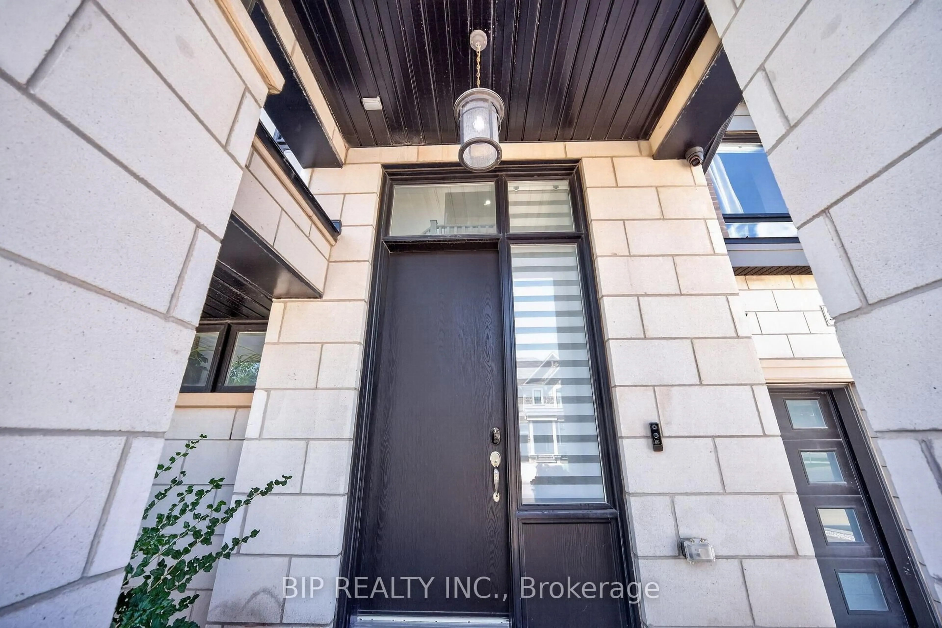 Indoor entryway for 3298 Post Rd, Oakville Ontario L6H 0Z7