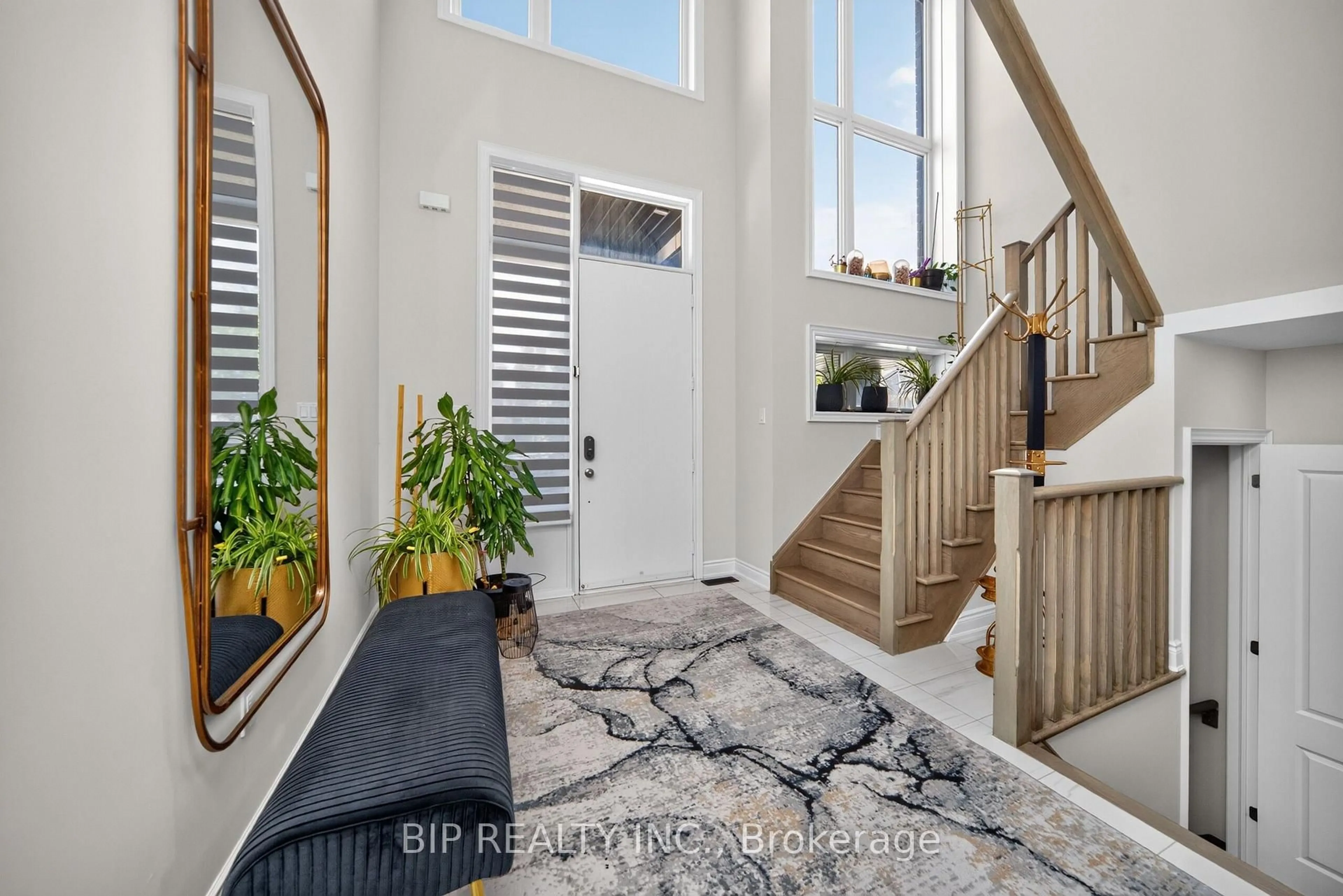 Indoor entryway for 3298 Post Rd, Oakville Ontario L6H 0Z7