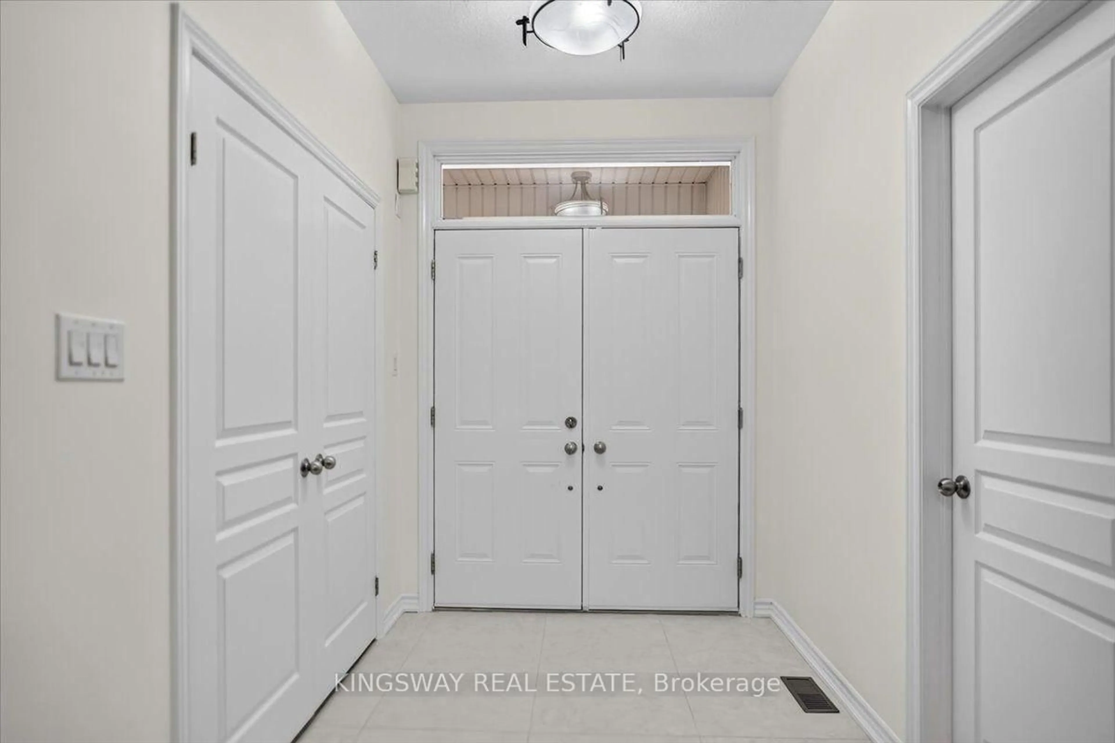 Indoor entryway for 8 Monkton Circ, Brampton Ontario L6Y 0X1