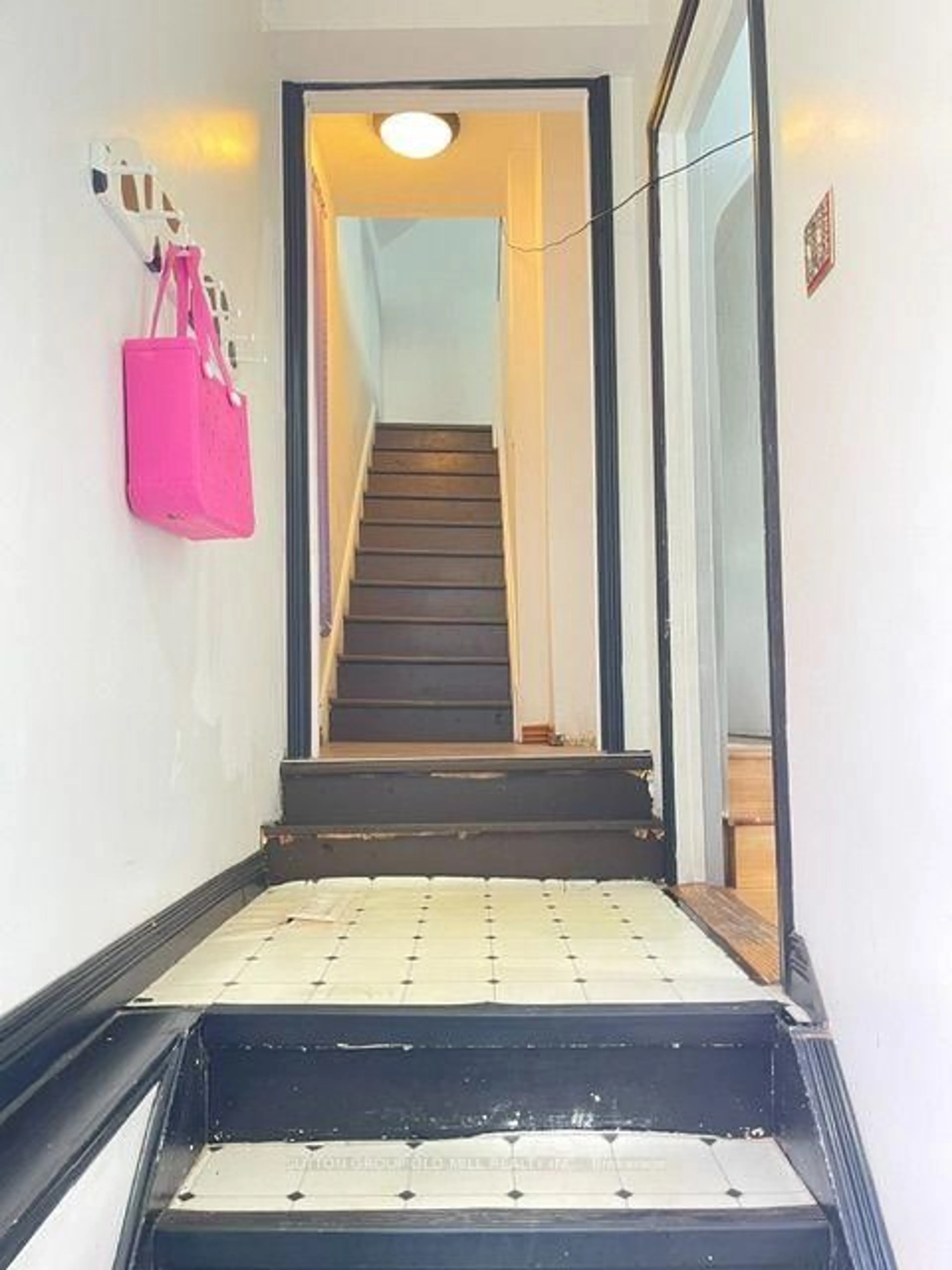 Indoor foyer for 19 Cardell Ave, Toronto Ontario M9N 1S4
