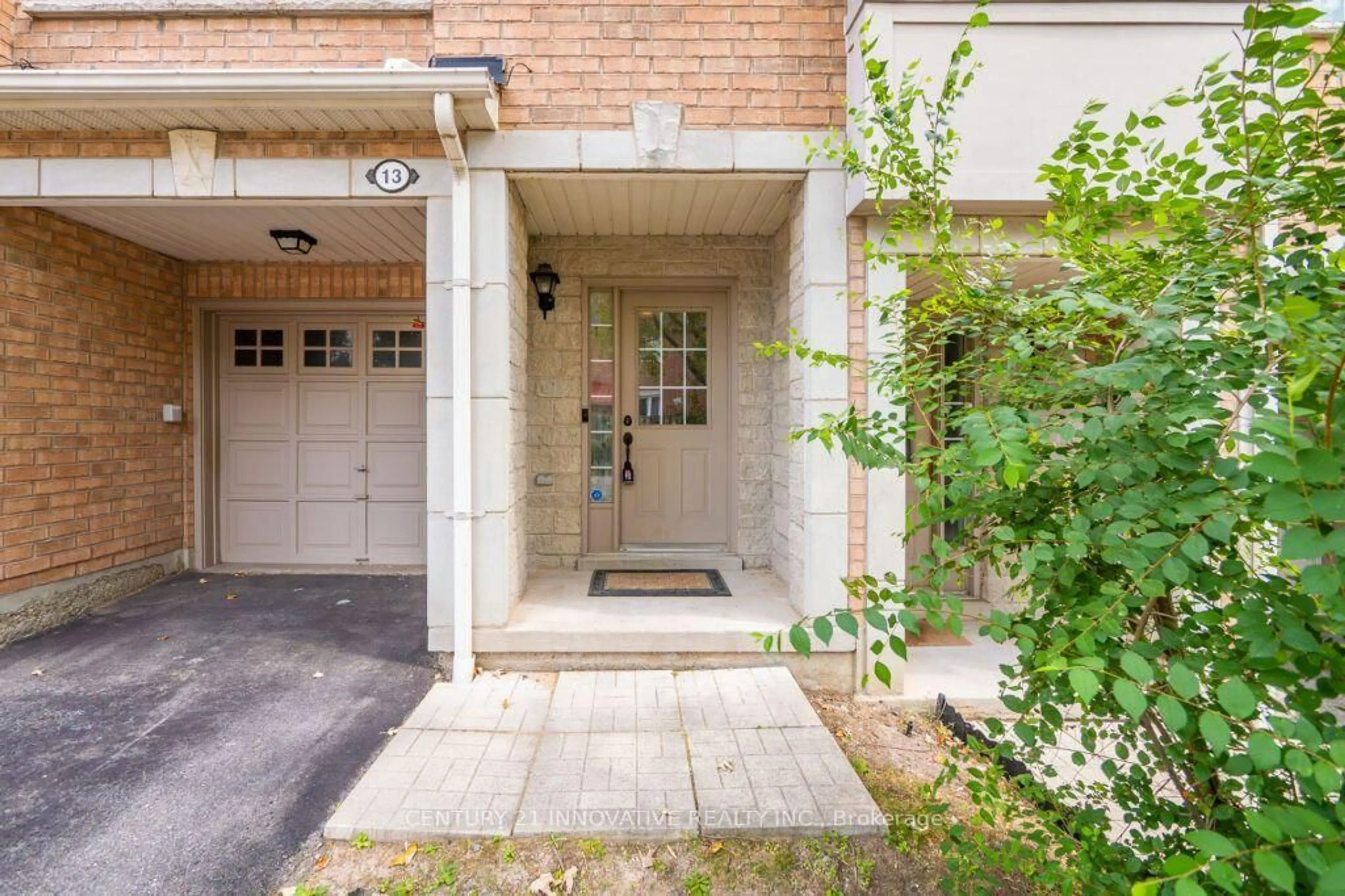 Home with brick exterior material, street for 3071 Treadwells Dr #13, Mississauga Ontario L4X 0A1
