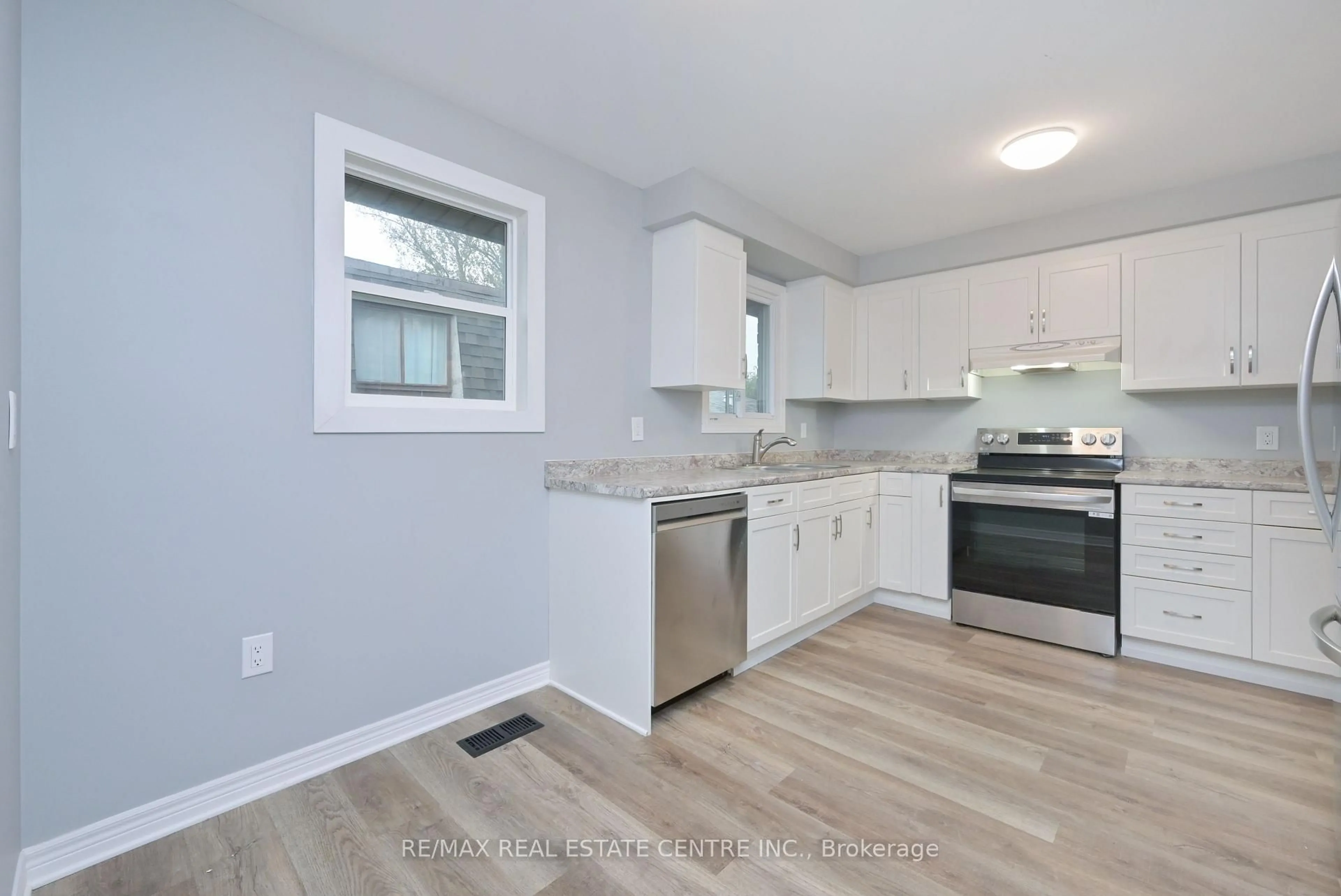 Open concept kitchen, unknown for 116 Burbank Cres, Orangeville Ontario L9W 3H8