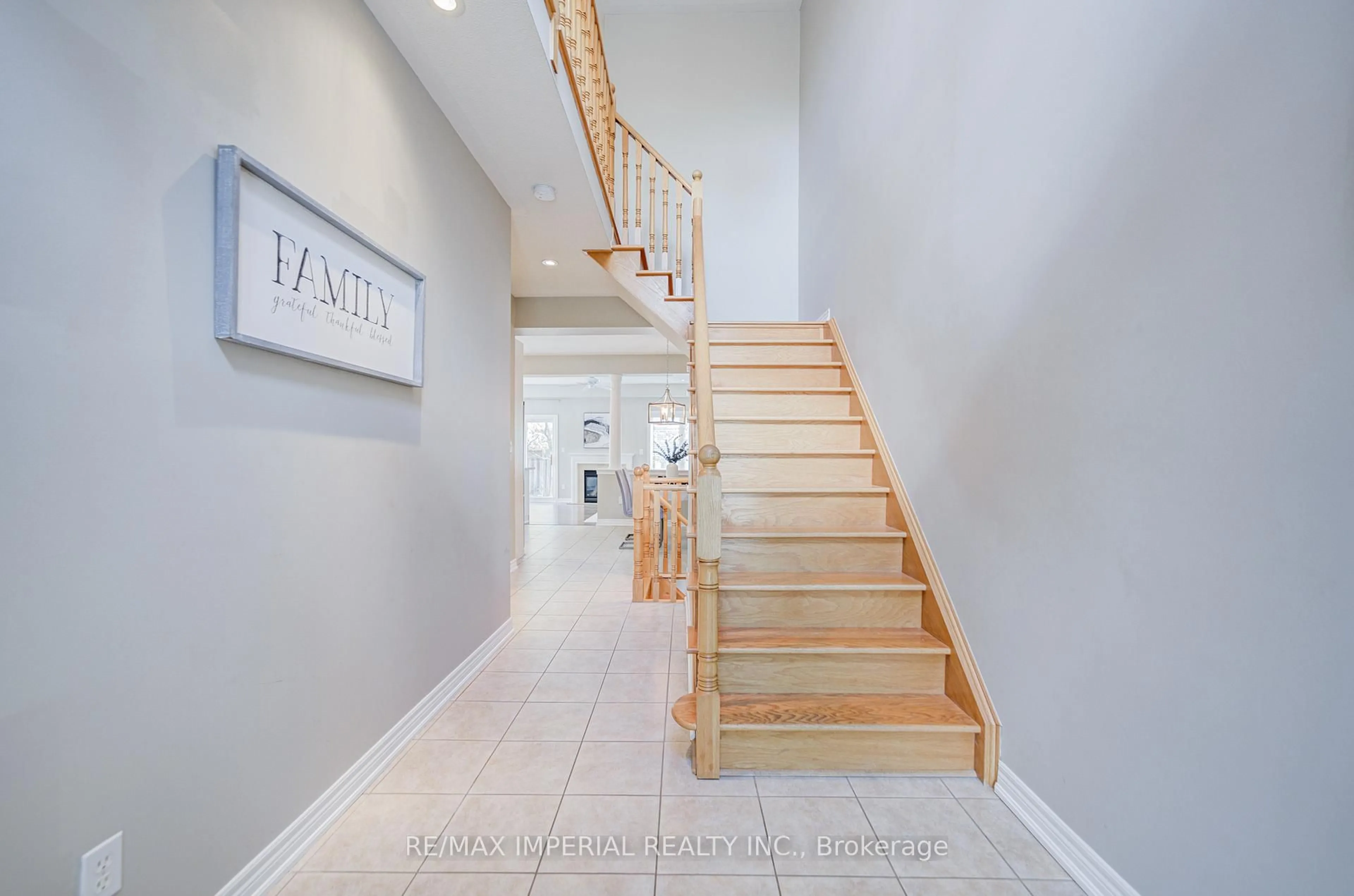 Indoor foyer for 1233 Agram Dr, Oakville Ontario L6H 7P1