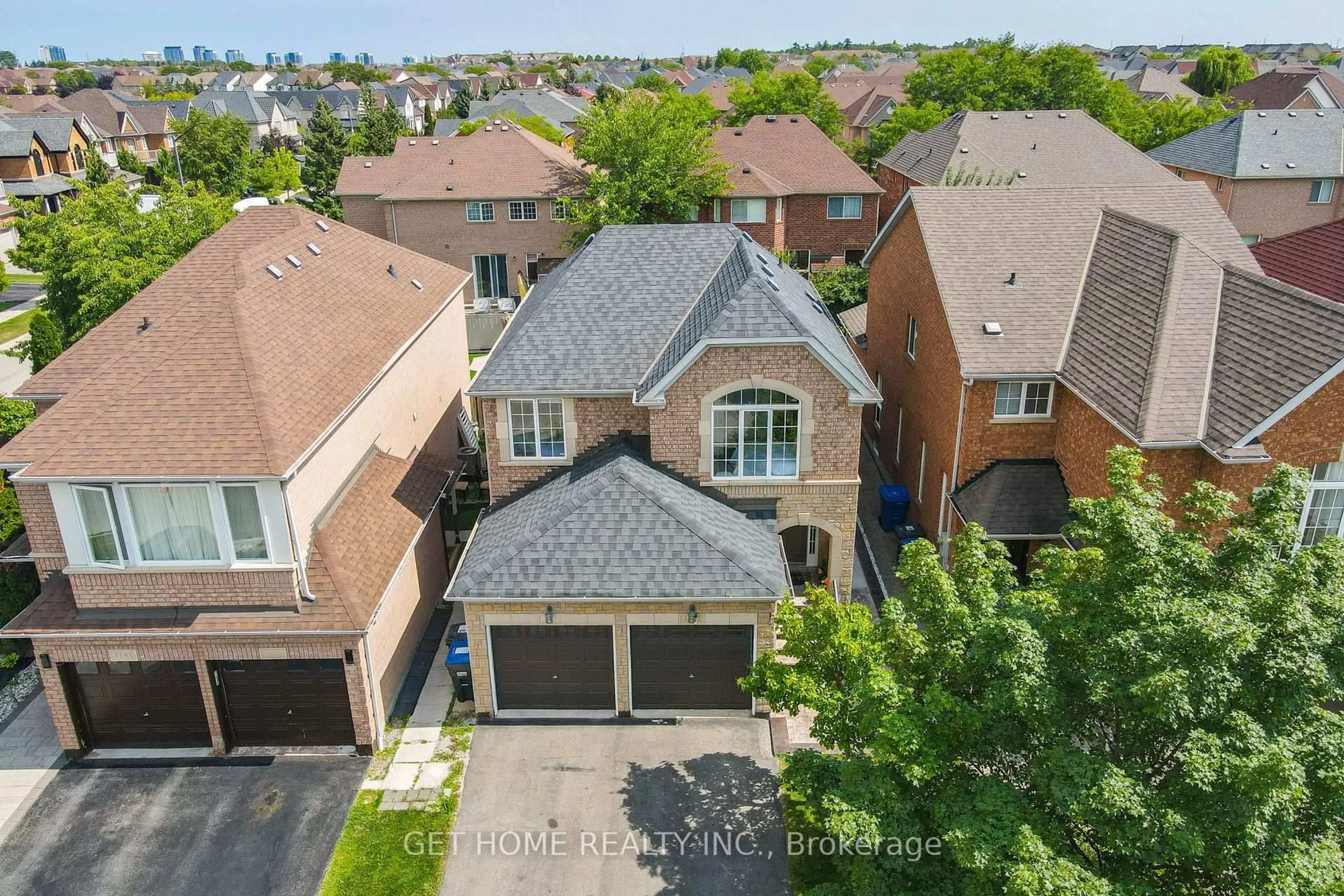 A pic from outside/outdoor area/front of a property/back of a property/a pic from drone, street for 3152 Malham Gate, Mississauga Ontario L5M 6K9