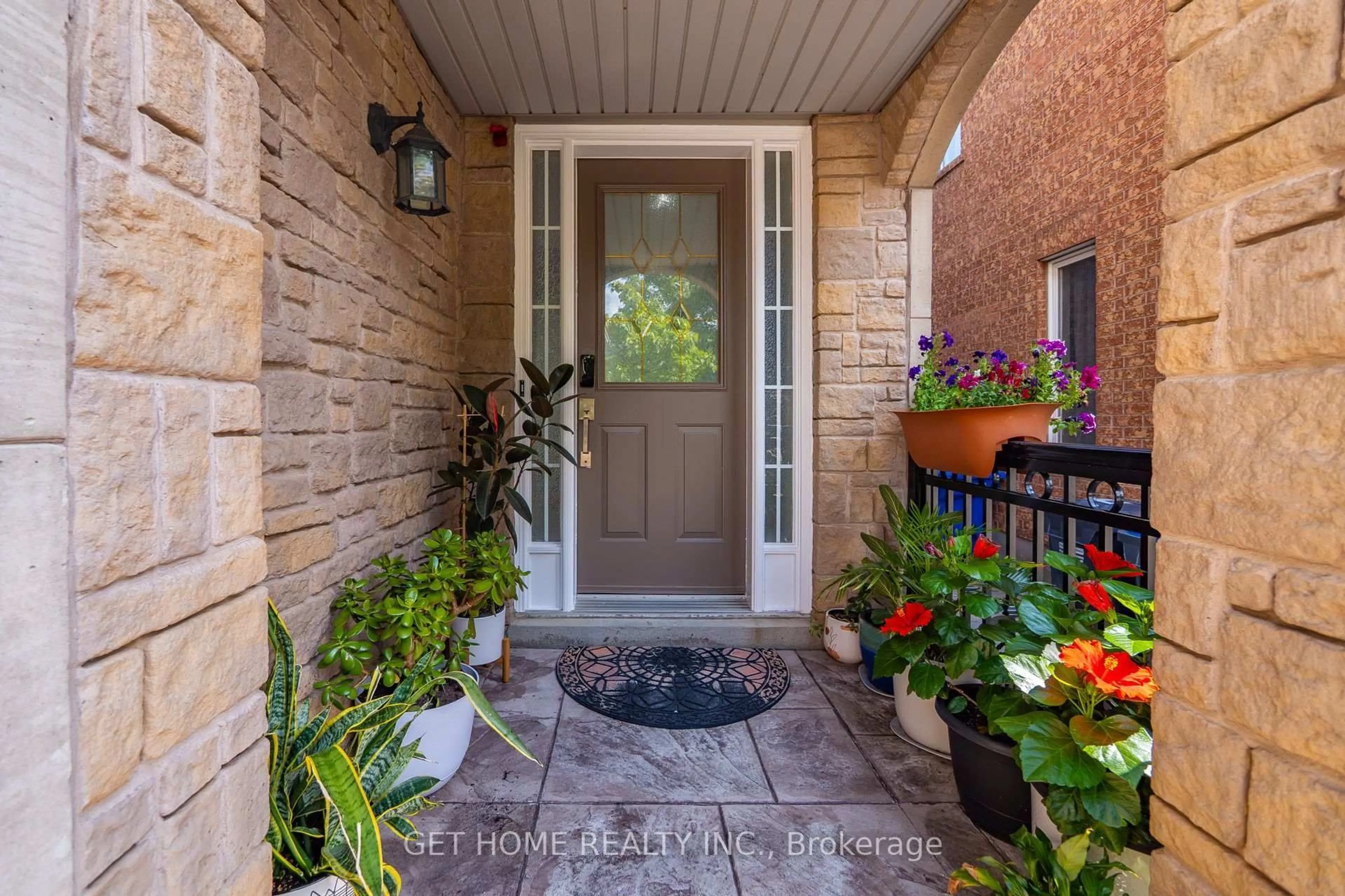Indoor entryway for 3152 Malham Gate, Mississauga Ontario L5M 6K9